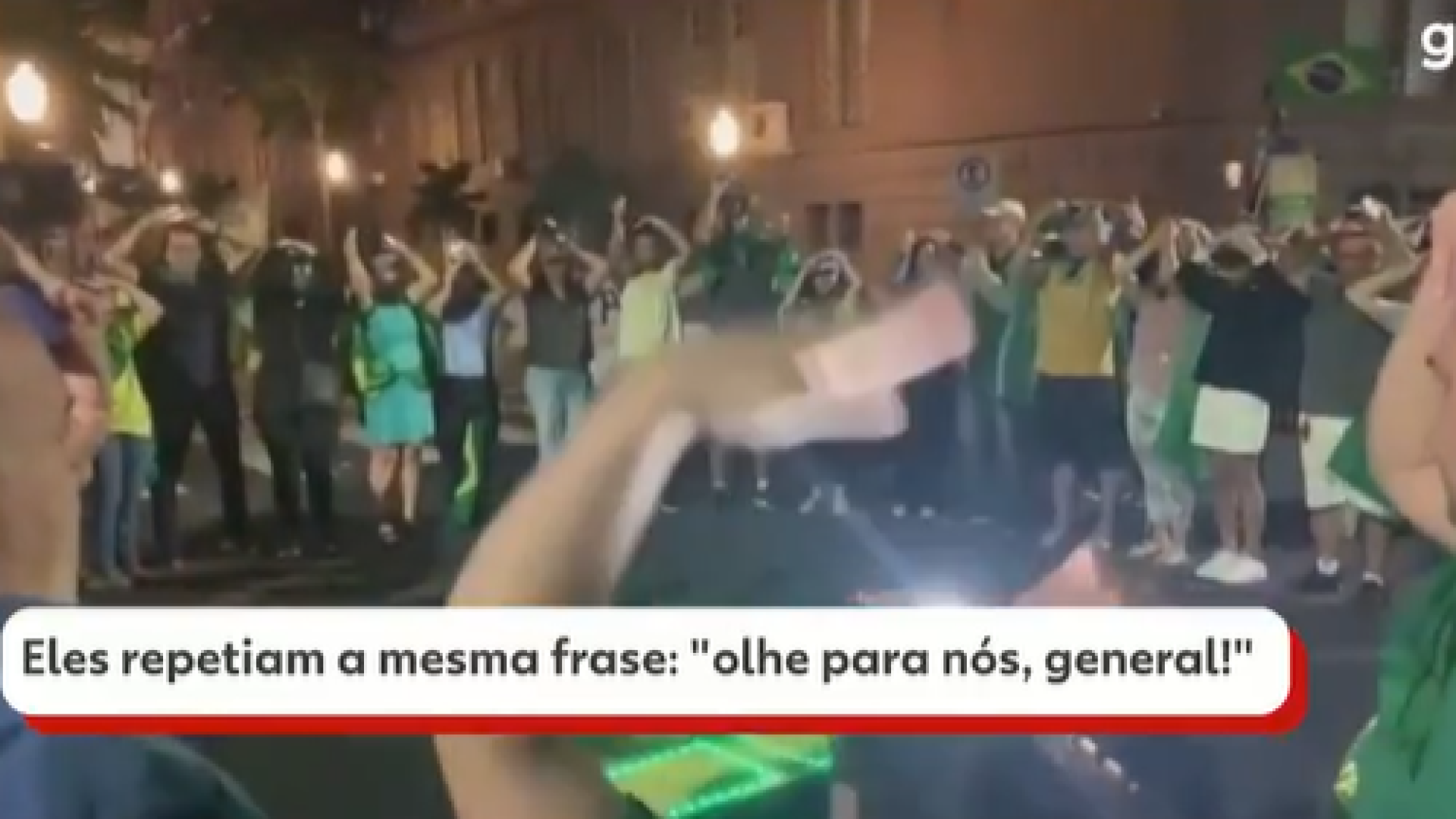 Imagem - reprodução de vídeo do grupo de bolsonaristas fazendo 'ritual' com luzes em Porto Alegre em 20/11/22.