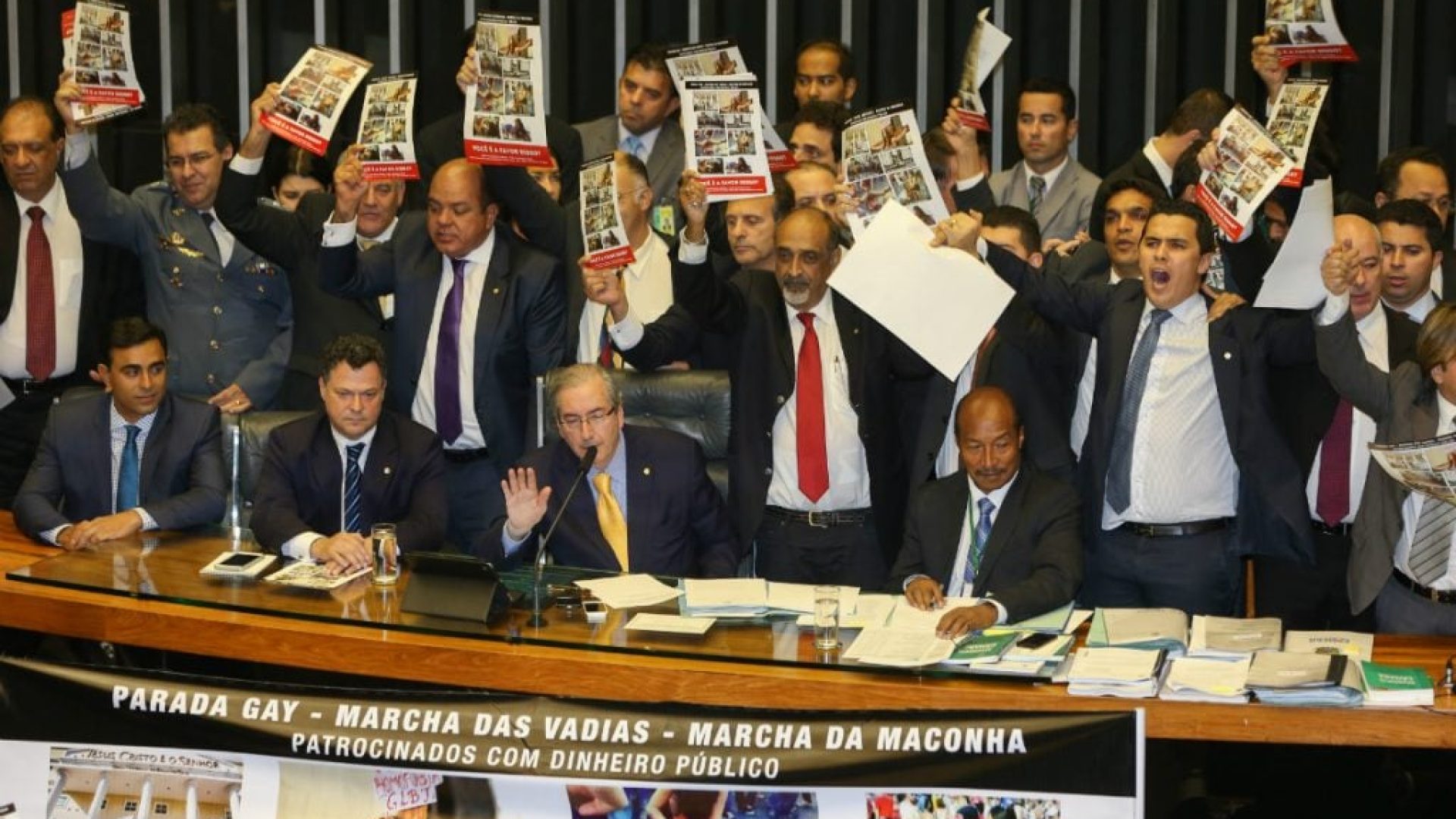 Plenário da Câmara dos Deputados, durante uma sessão presidida por Eduardo Cunha, quando parlamentares evangélicos e conservadores protestavam contra o financiamento público de eventos como a Parada Gay, a Marcha das Vadias e a Marcha da Maconha. Crédito da foto: Agência Brasil / Fabio Rodrigues Pozzebom