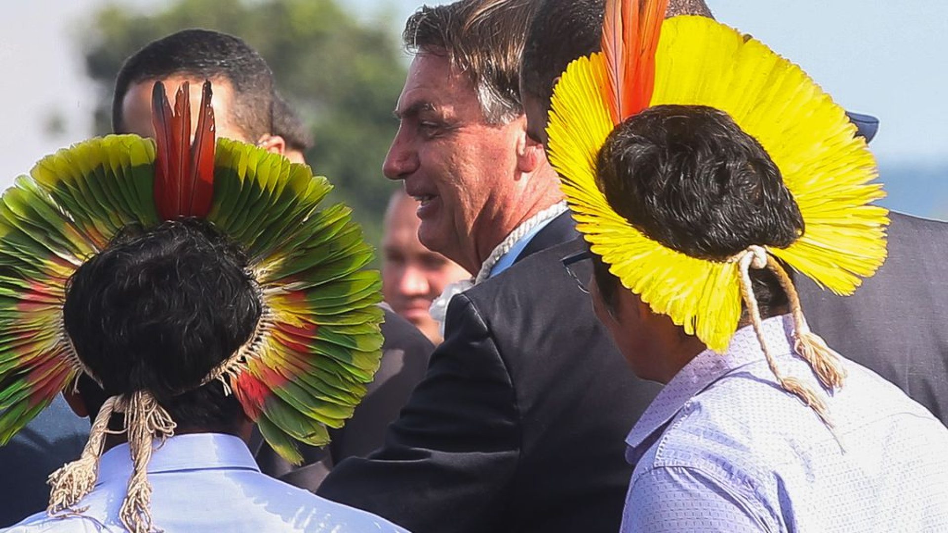 O presidente Jair Bolsonaro se encontra com indígenas durante a cerimônia de hasteamento da bandeira nacional