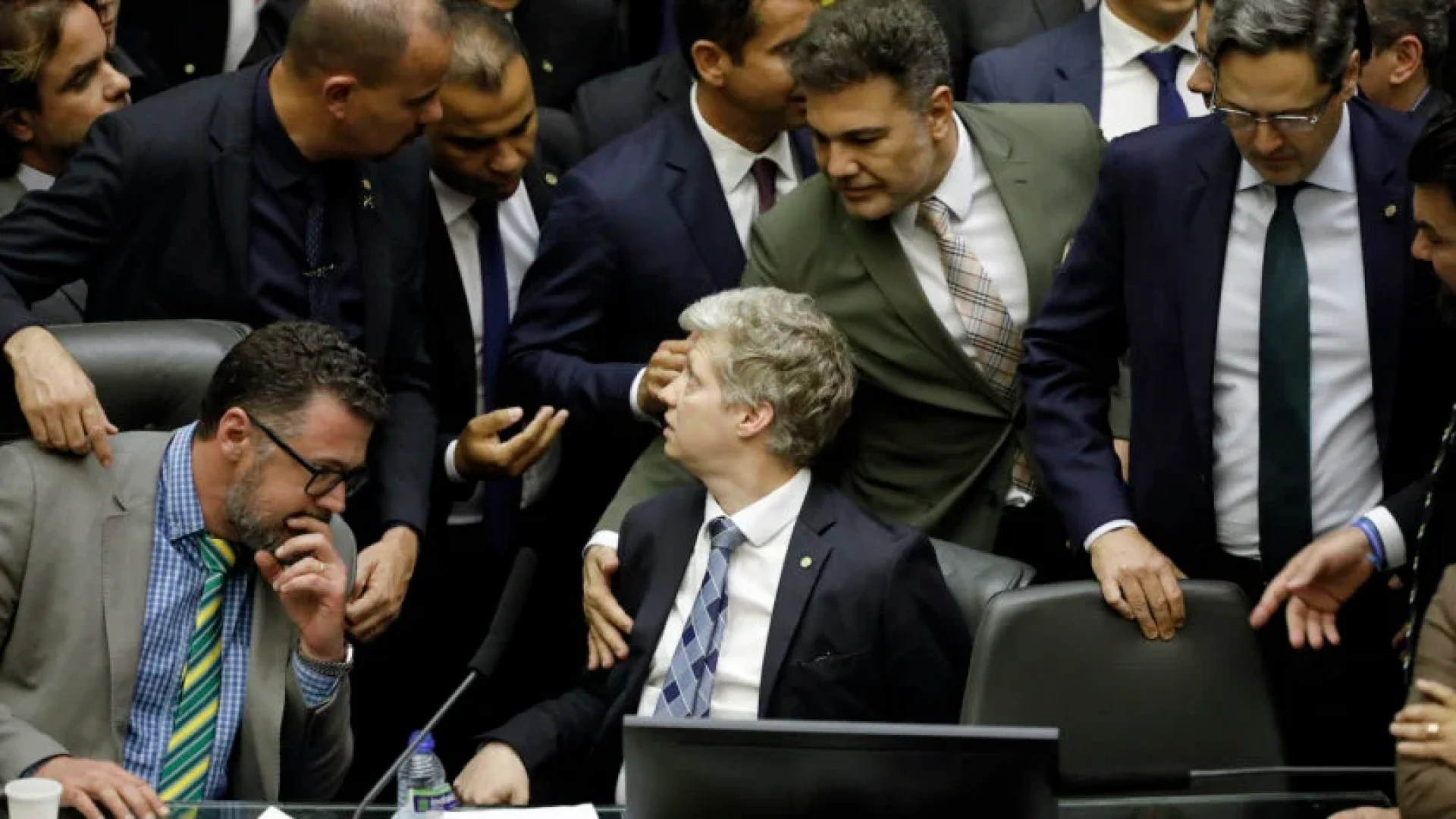 Cadeira da Presidência da Câmara, ocupada pelo deputado Marcel van Hattem (Novo-RS) durante protesto bolsonarista no plenário. Foto: Reprodução