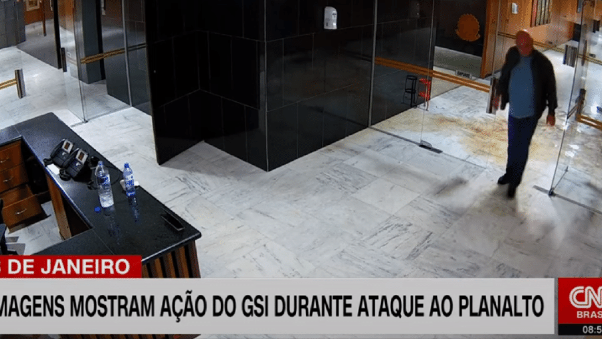 cameras-mostram-ministro-do-gsi-no-palacio-do-planalto-durante-ataques-do-8-de-janeiro-1681911269757_v2_900x506