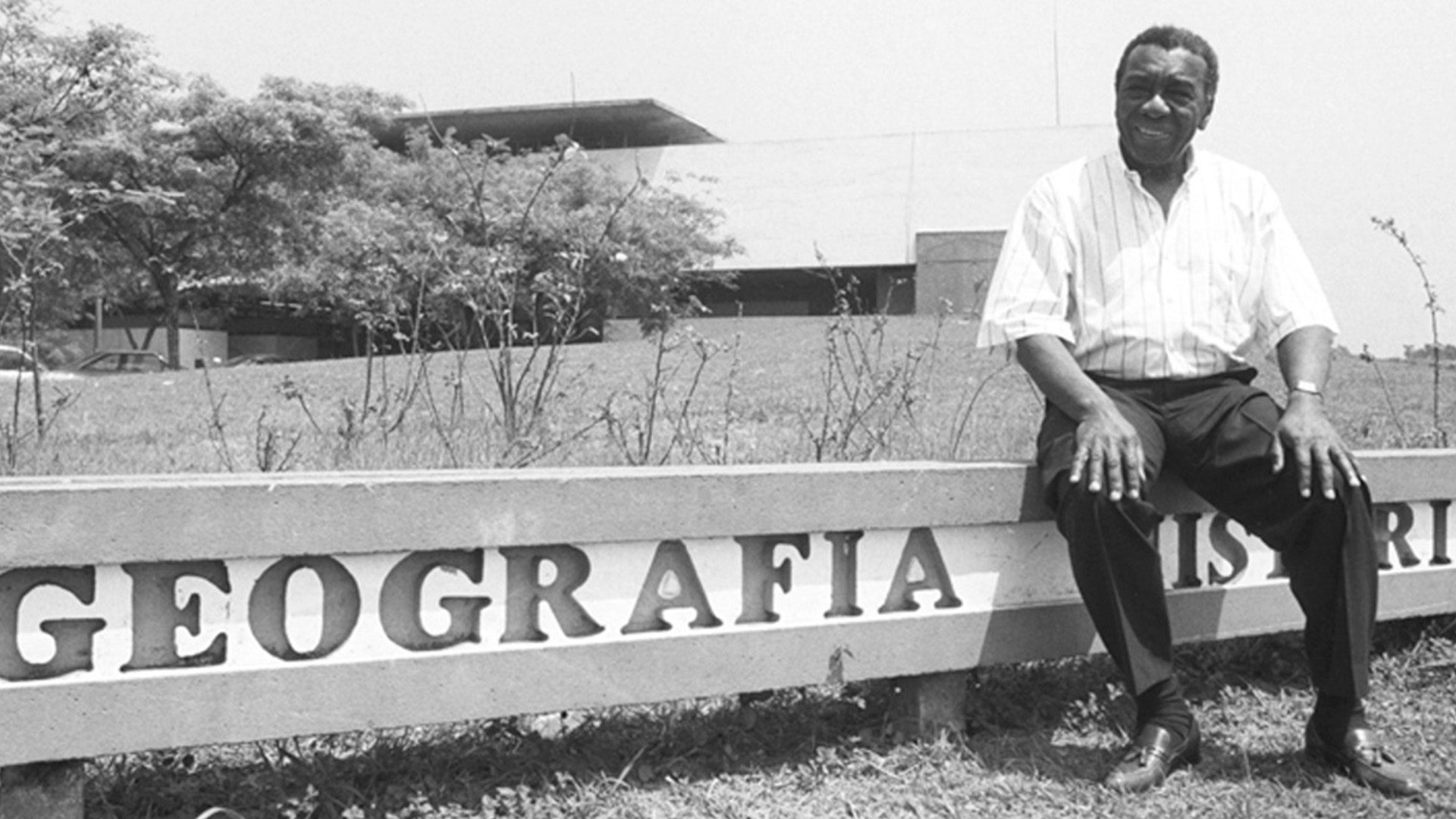 O geógrafo Milton Santos em 1994, em frente aos Departamentos de Geografia e de História da Faculdade de Filosofia, Letras e Ciências Humanas (FFLCH) da USP – Foto: Jorge Maruta/USP Imagens