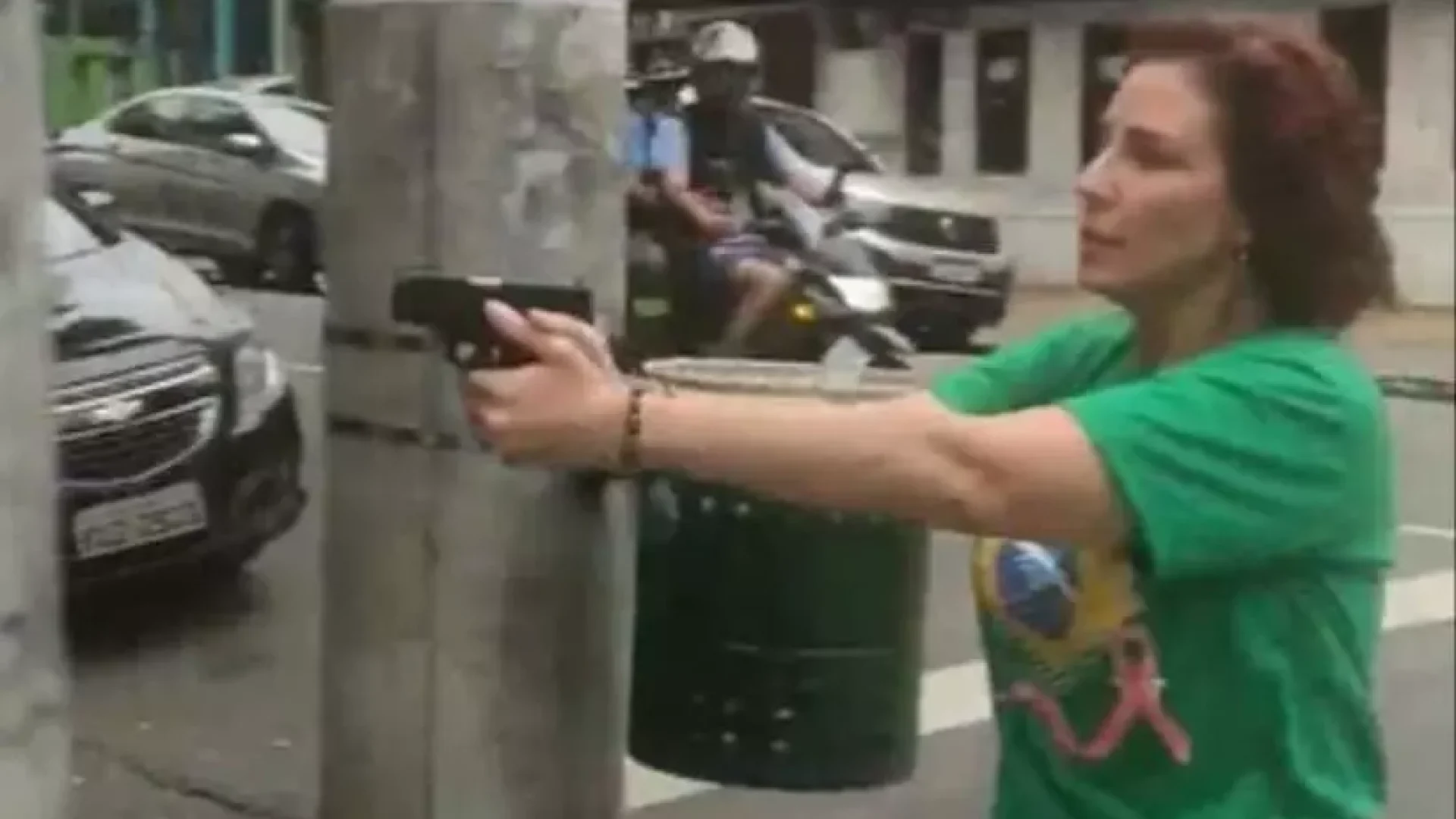 Carla Zambelli saca arma em perseguição a homem pelas ruas de São Paulo - Fonte: Redes Sociais