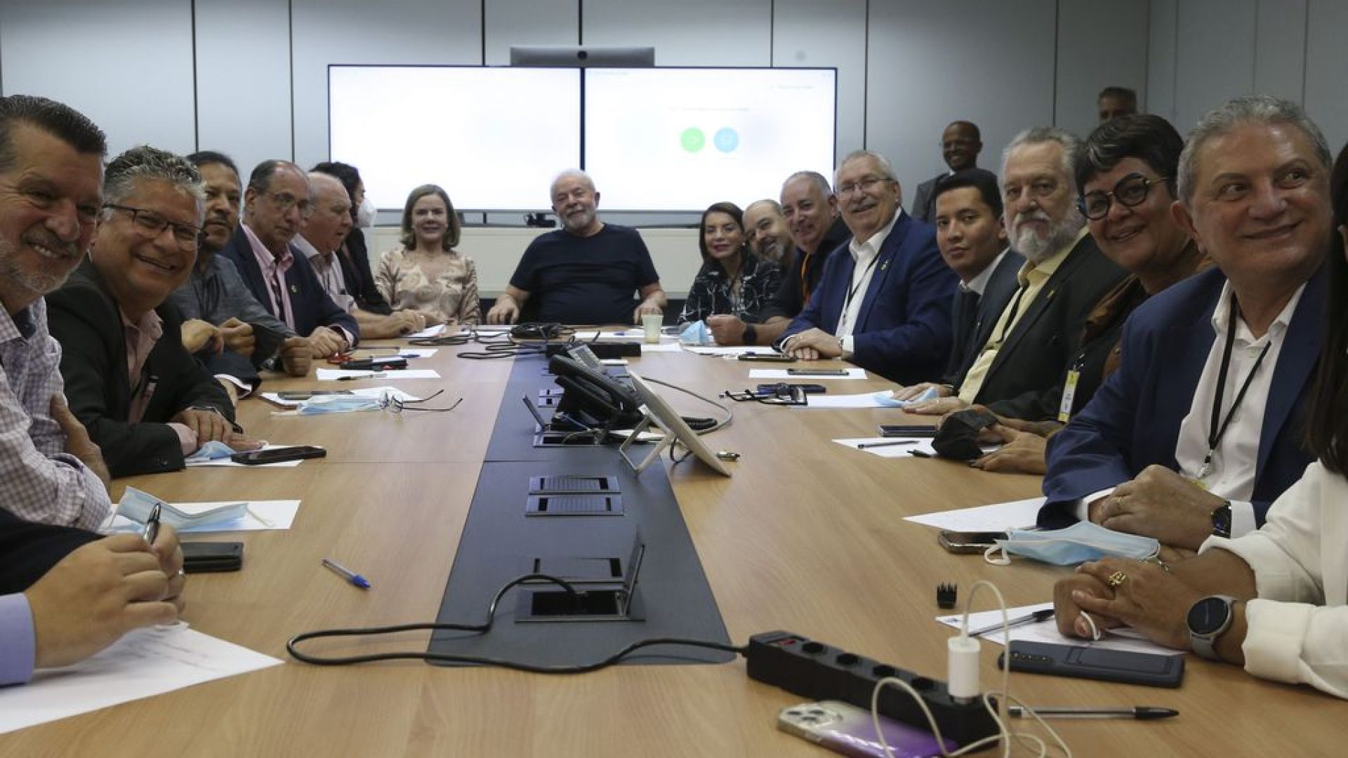 O presidente eleito Luiz Inácio Lula da Silva, participa de reunião com as centrais sindicais.