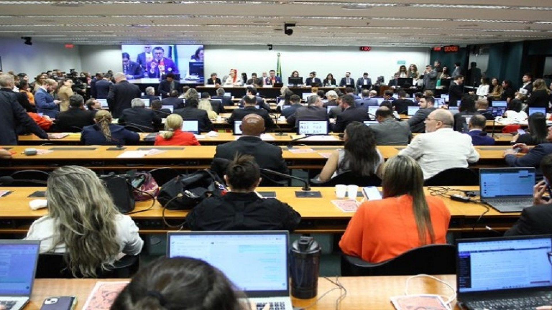 comissao-aprova-fim-escala-6x1-proposta-vai-votacao-plenario-camara-436