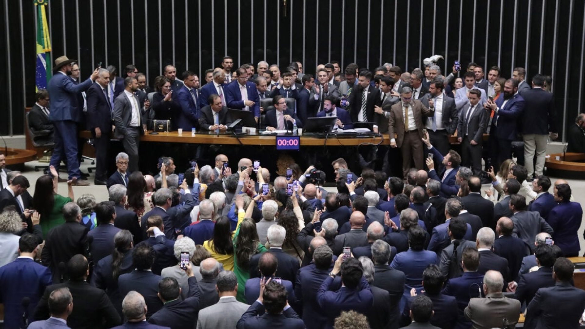 Presidente Hugo Motta assume a cadeira após 30 horas de ocupação | Foto: Bruno Spada/Câmara dos Deputados