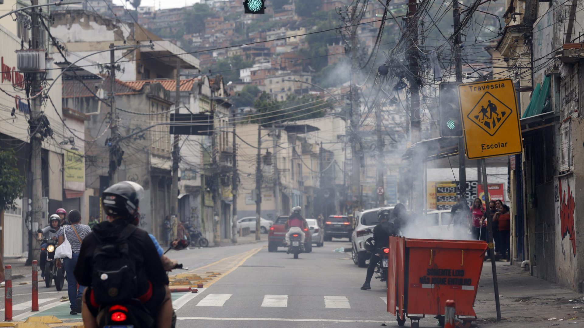 Rio de Janeiro (RJ), 28/10/2025 - Durante operação policia contra o Comando Vermelho, bandidos ordenam fechamento de comércio e usam lixeiras incendiadas para bloquear a via na rua Itapiru, no Catumbi. Foto: Fernando Frazão/Agência Brasil
