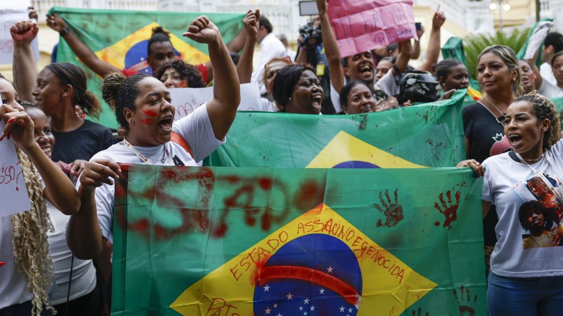 Rio de Janeiro (RJ), 29/10/2025 - Protesto contra a operação policial que deixou mais de 119 pessoas mortas no Complexo da Penha, em frente ao Palácio Guanabara, sede do governo do Estado. Foto: Fernando Frazão/Agência Brasil