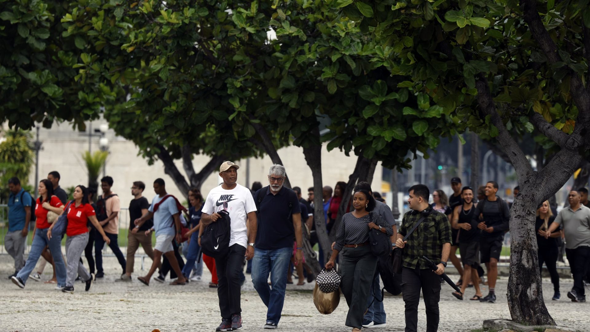 Rio de Janeiro (RJ), 28/10/2025 - Durante operação policia contra o Comando Vermelho, trabalhadores andam pelas ruas após serem liberados mais cedo pela situação de violência. Foto: Fernando Frazão/Agência Brasil