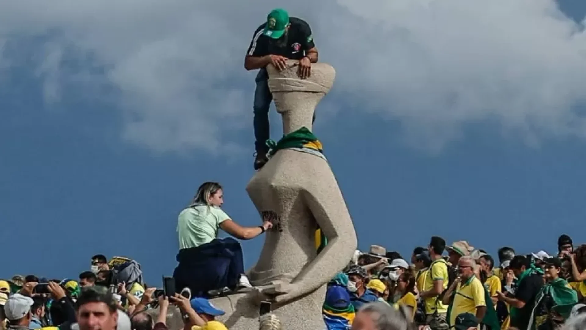 debora-santos-esta-presa-desde-marco-de-2023-apos-pichar-perdeu-mane-na-estatua-da-justica-em-frente-ao-stf-1742496379882_v2_900x506.jpg