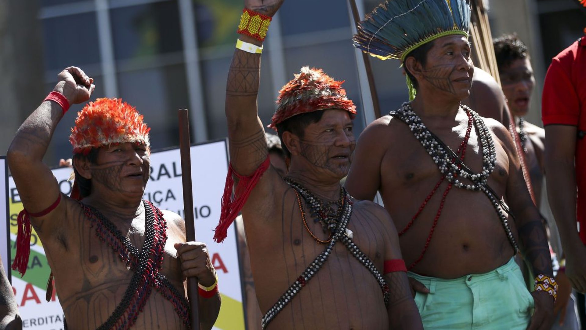 Brasília - Índios Munduruku fazem manifestação, em frente ao Ministério da Justiça, pela demarcação da terra indígena Sawre Muybu, no Pará.