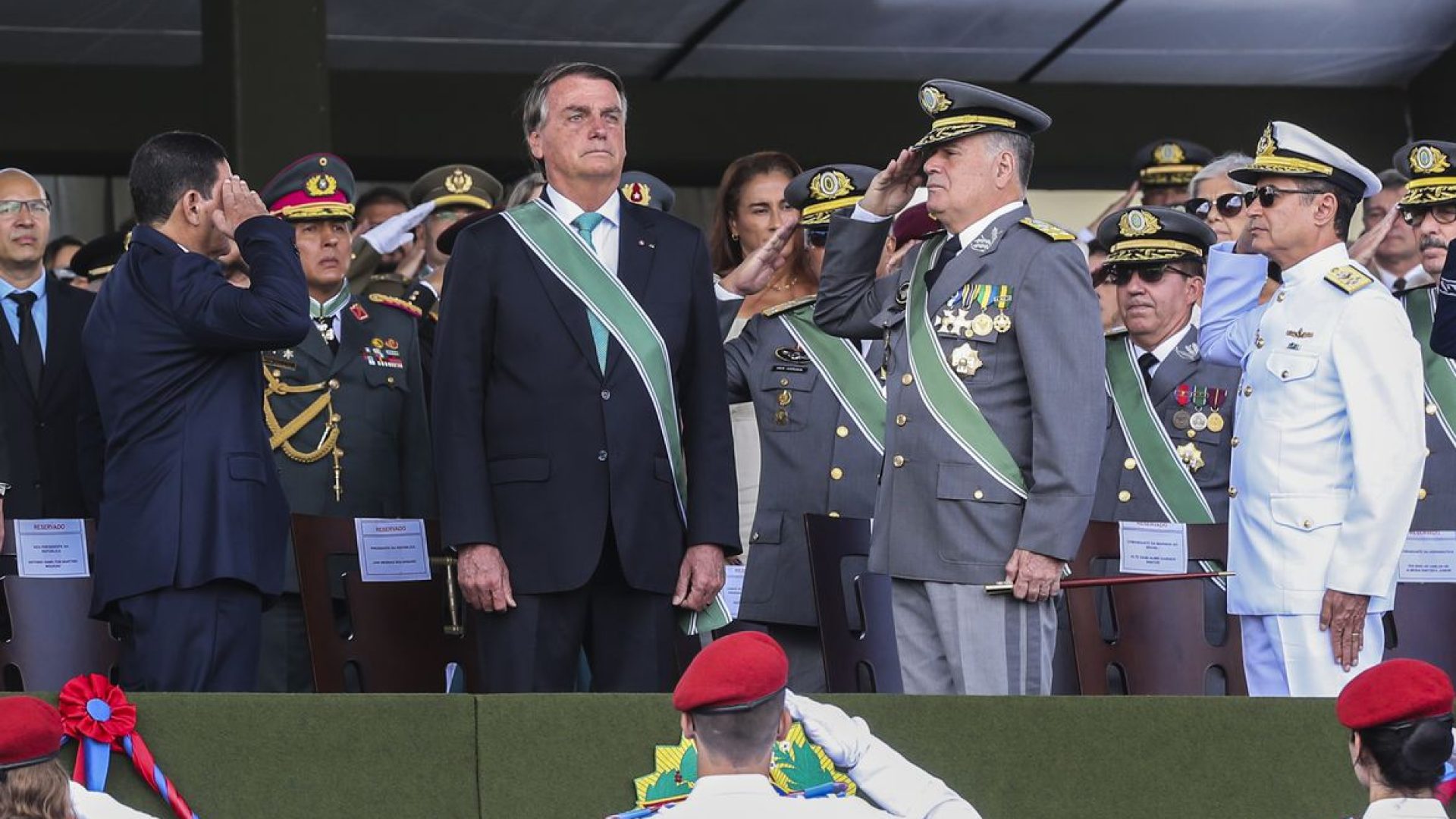 O presidente da República, Jair Bolsonaro participa da cerimônia comemorativa do Dia do Exército, no Quartel-General do Exército, no Setor Militar Urbano, em Brasília