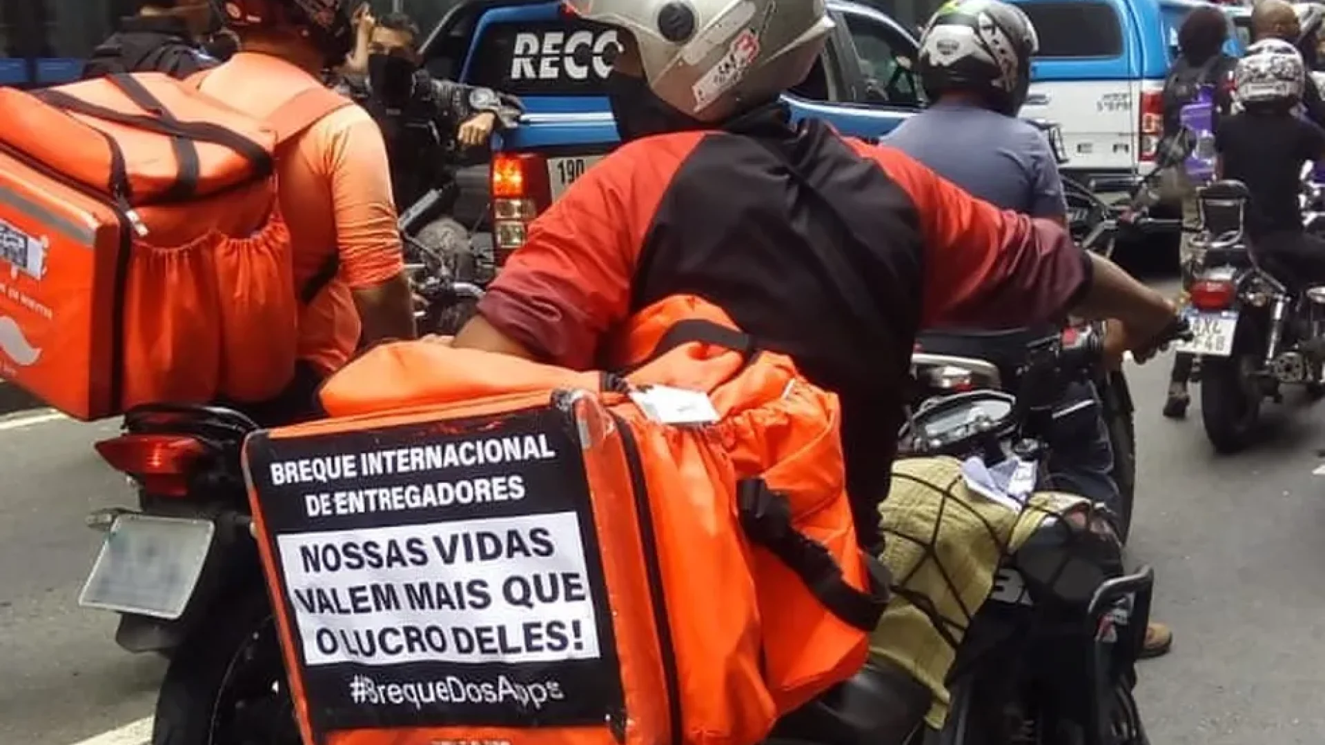 Motoboys e entregadores carregavam cartazes e faziam buzinaço na Avenida Presidente Vargas — Foto: Reprodução/Redes Sociais