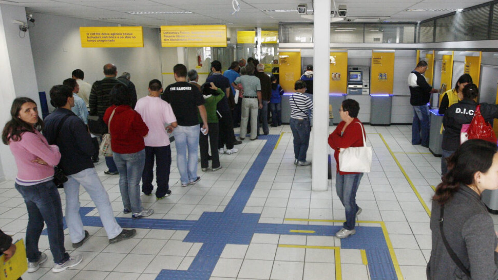 VOLTA DOS BANCOS - CURITIBA - 17/10/11 - PARANA - Os bancos voltaram a abrir e a fila para atendimento é grande. FOTO: FELIPE ROSA. Agencia de Noticias GAZETA DO POVO