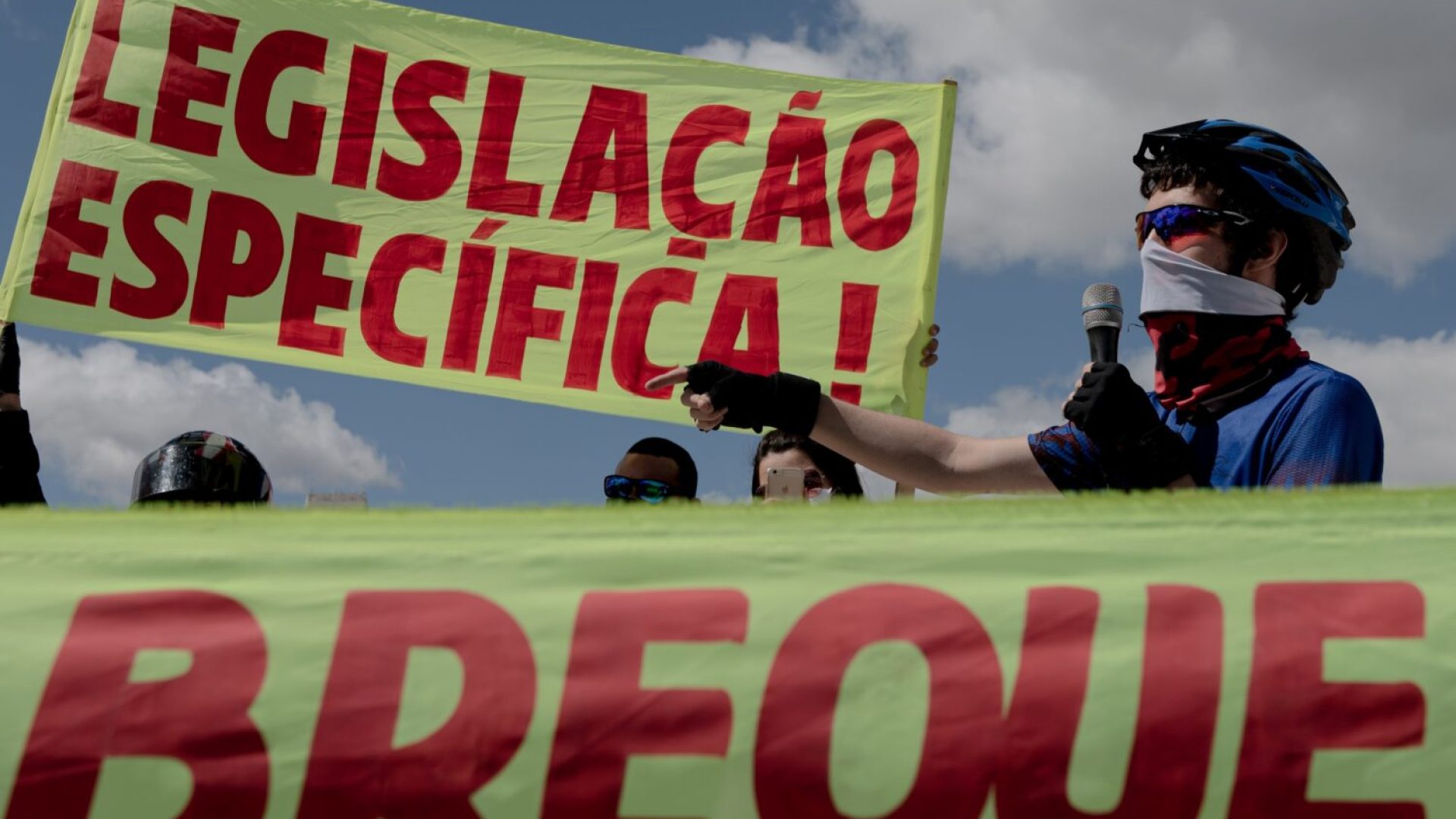 entregadores-de-aplicativos-fazem-segundo-breque-dos-apps-saindo-da-torre-de-tv-com-destino-ao-congresso-nacional-em-brasilia-1595707214840_v2_4x3-1500x1125