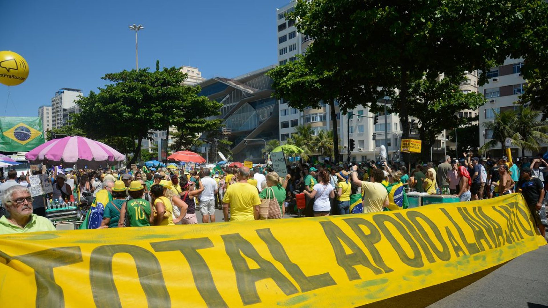 Rio de Janeiro - Manifestação em Copacabana pede fim da impunidade e do foro privilegiado, em apoio à operação Lava Jato da Polícia Federal (Fernando Frazão/Agência Brasil)
