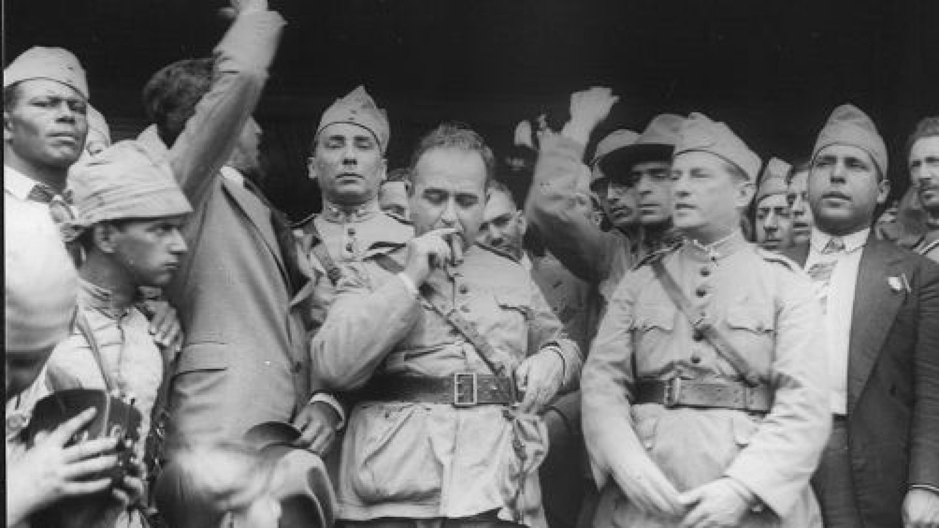 getulio-vargas-no-centro-imagem-no-momento-vitoria-revolucao-1930-5820940fb0181