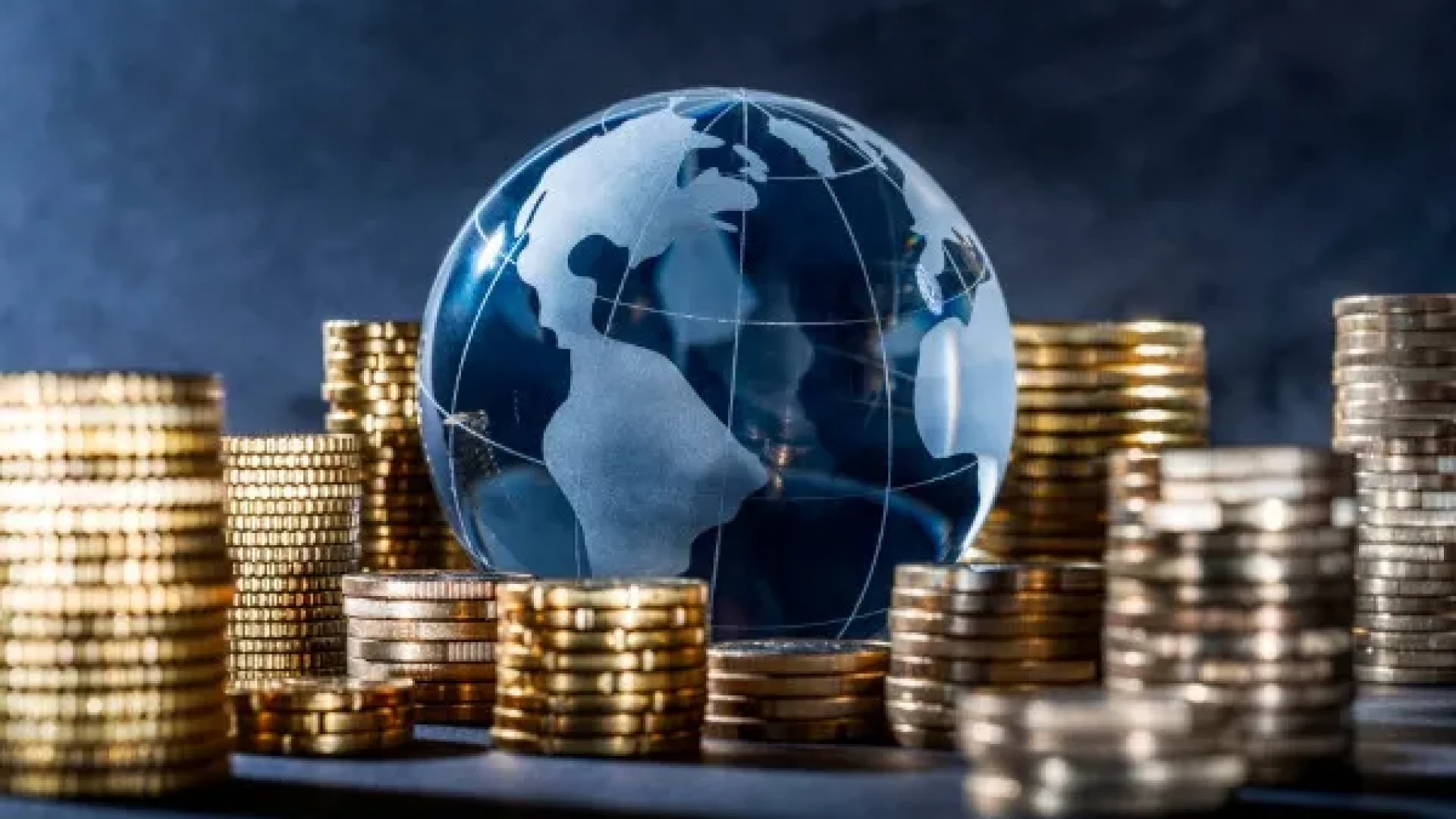 globo-terrestre-em-meio-a-torres-de-moedas-de-ouro-uma-forma-de-representacao-da-nocao-de-globalizacao-economica