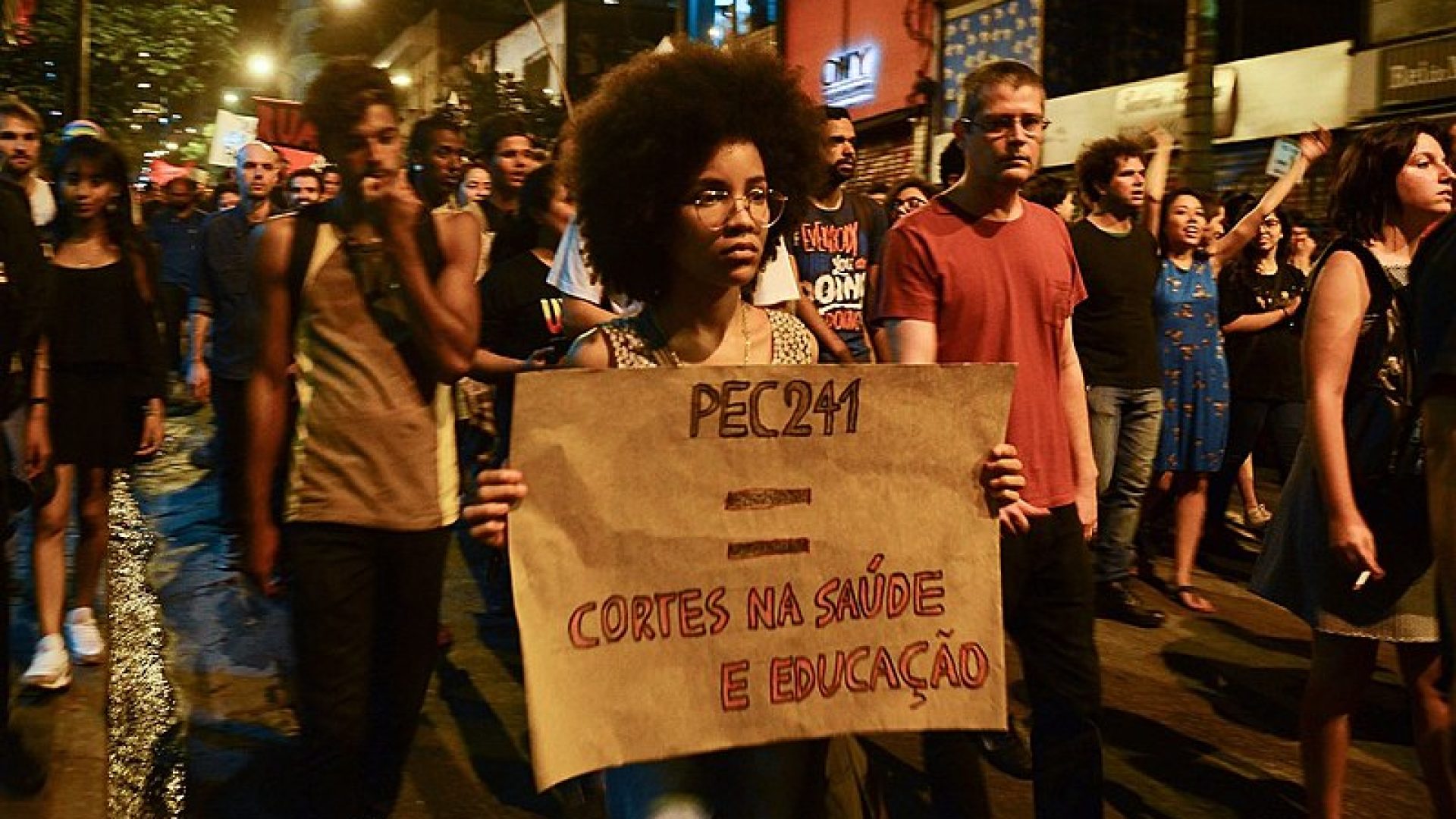 Imagem: Impopular desde sua aprovação, a PEC 241 deu origem ao Teto de Gastos e foi alvo de protestos em 2016 - Rovena Rosa / Agência Brasil.