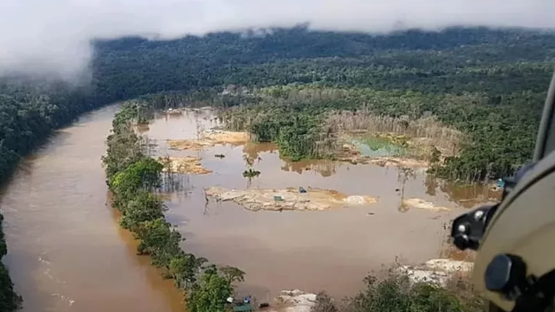 Imagem aérea de região com garimpo ilegal na Terra Indígena Yanomami [1ª Brigada de Infantaria de Selva/via BdF]