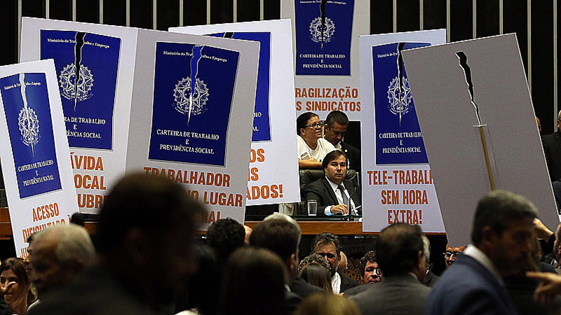 Plenário da Câmara durante votação da reforma trabalhista de 2017; ao fundo, o então presidente da Casa, Rodrigo Maia - Antonio Cruz/Agência Brasil