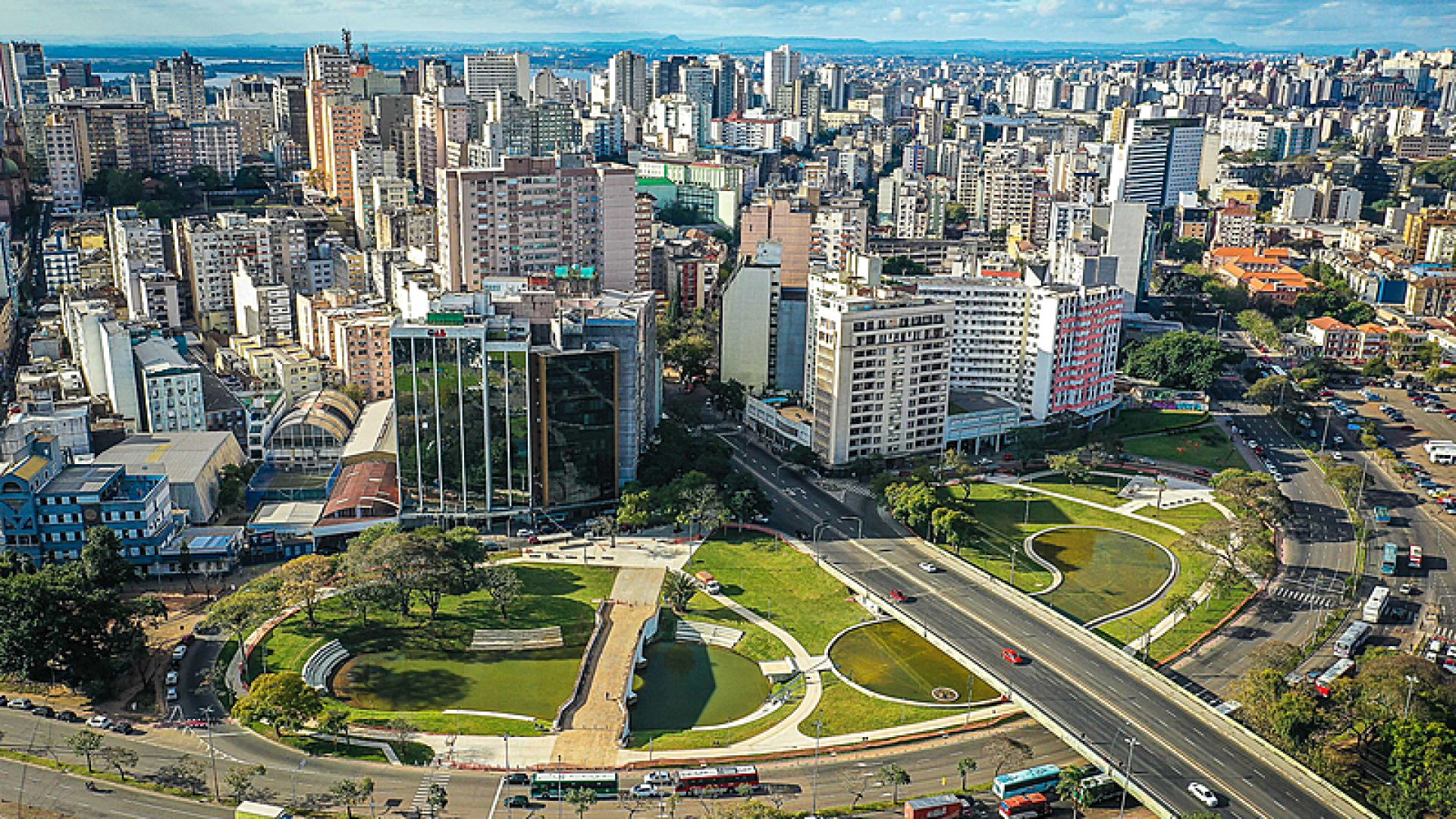 Porto Alegre, RS 22/08/2019: A Prefeitura de Porto Alegre entrega à população as obras de reurbanização do Largo dos Açorianos, nesta quinta-feira (22). Os recursos são provenientes do Fundo Pró-Defesa do Meio Ambiente. O Fundo PróAmbiente tem a finalidade de prestar apoio financeiro a atividades, obras, projetos, serviços e equipamentos para o aparelhamento, aperfeiçoamento, e modernização da gestão ambiental no Município, conforme competência da Secretaria Municipal do Meio Ambiente e da Sustentabilidade (Smams). Foto: Jefferson Bernardes/PMPA