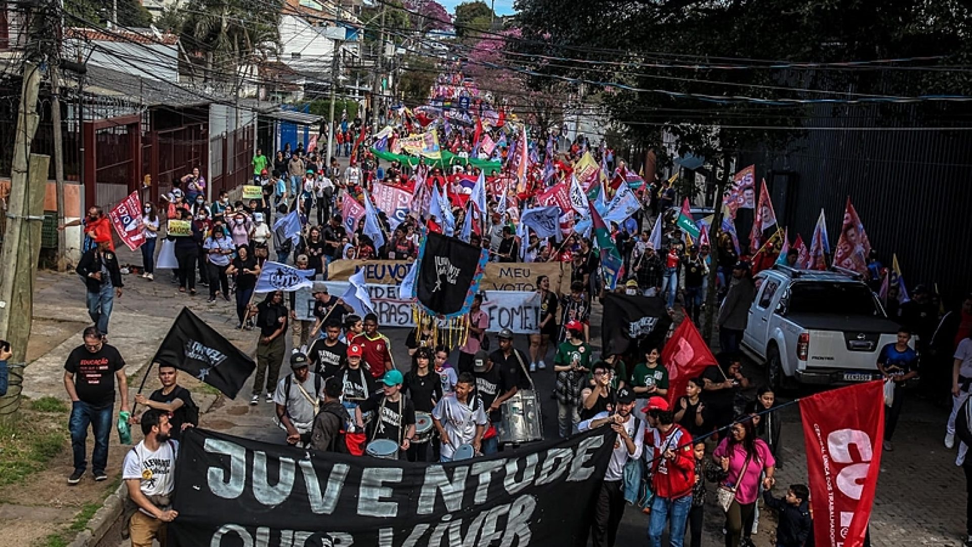 Cerca de 3 mil pessoas participaram do ato, que percorreu as ruas da Zona Leste de Porto Alegre - Foto: Jorge Leão