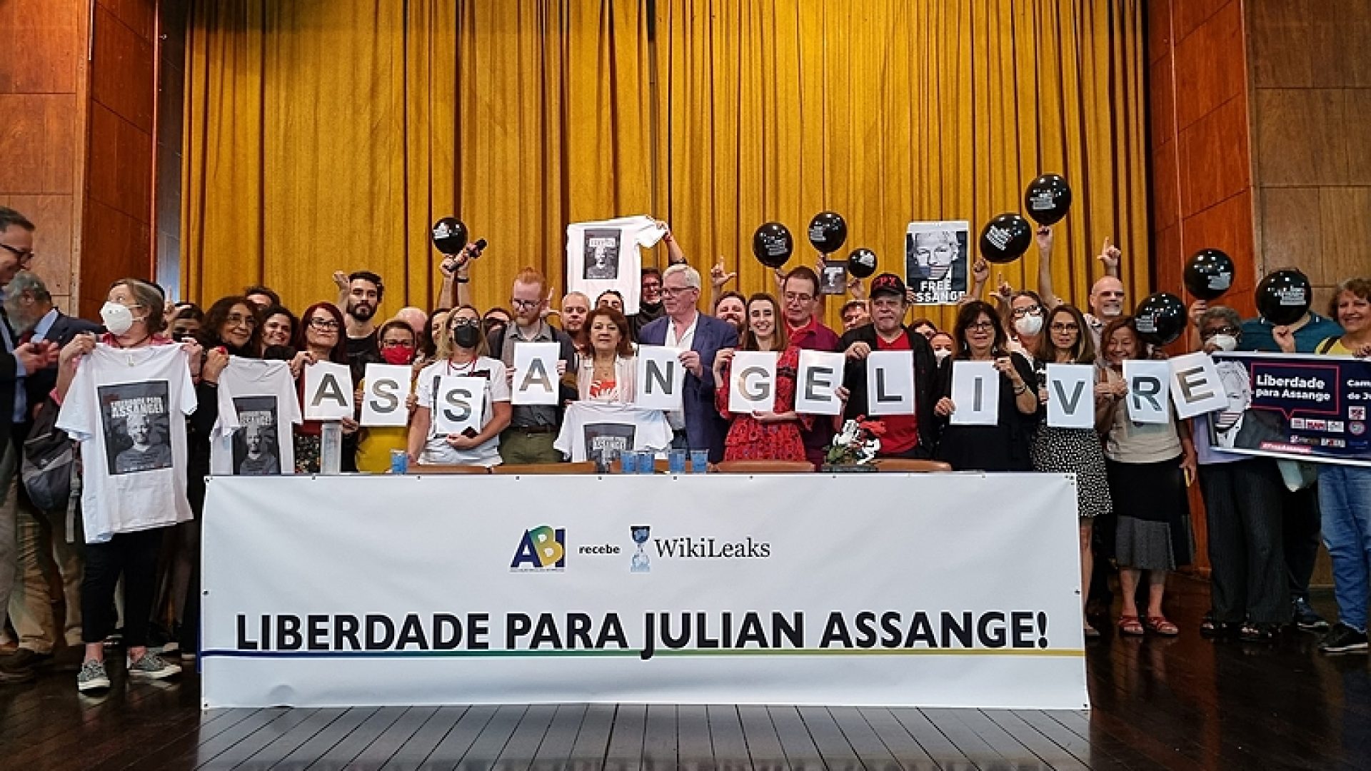 Foto com as diversas entidades ligadas aos direitos humanos e à liberdade de expressão que participaram de ato em apoio a Assange na ABI - Eduardo Miranda/Brasil de Fato.