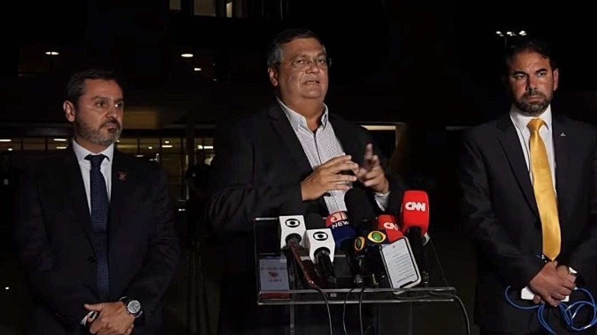 Foto de Flávio Dino  ao lado do futuro diretor-geral da PF, Andrei Rodrigues, e do secretário de Segurança Pública do Distrito Federal - Reprodução/YouTube.