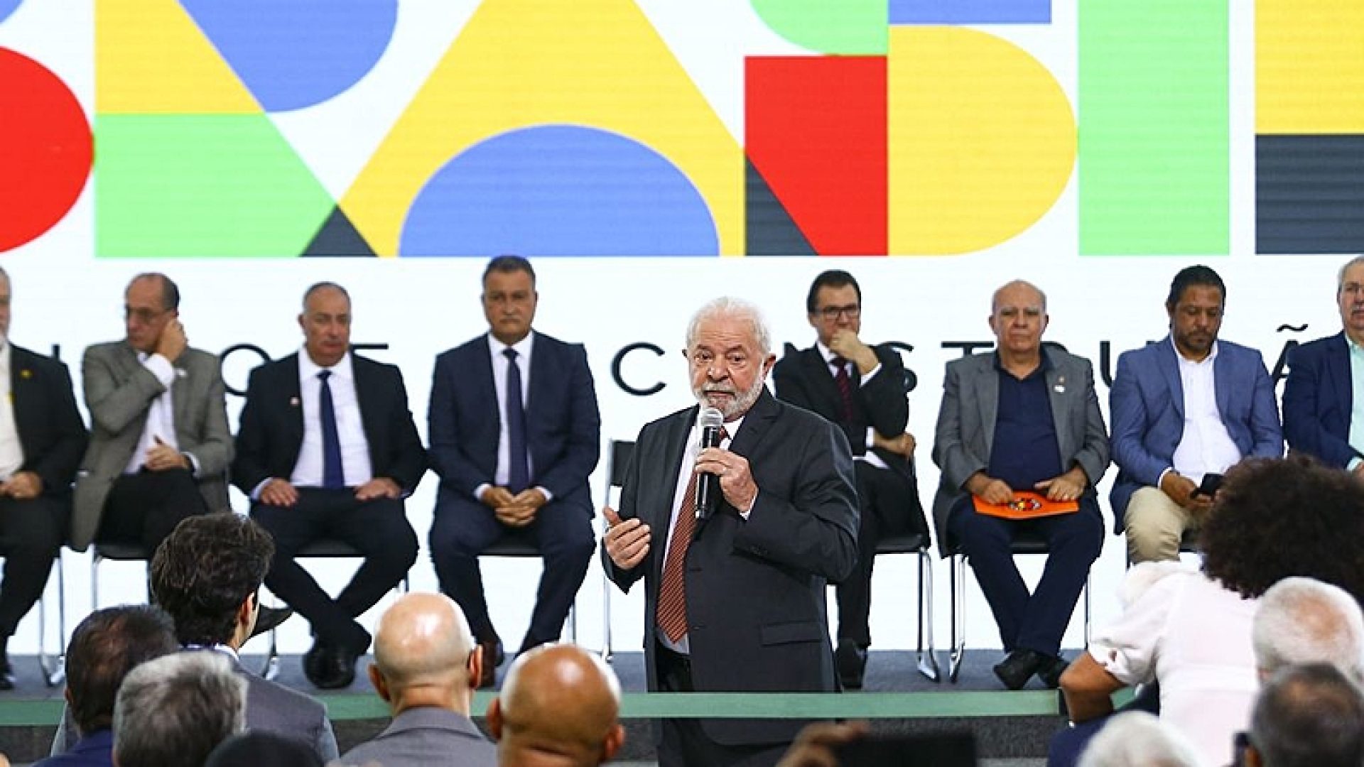 O presidente Luiz Inácio Lula da Silva participa de encontro com dirigentes de centrais sindicais, no Palácio do Planalto.