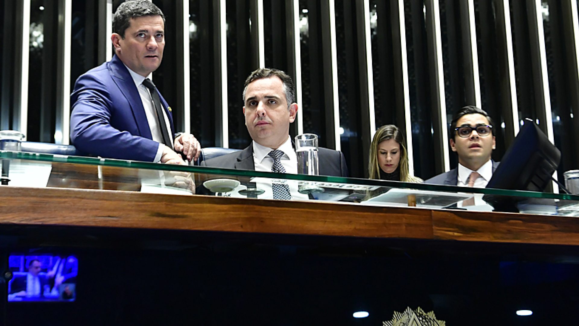 Plenário do Senado Federal durante sessão deliberativa ordinária. 

Na pauta, o substitutivo ao projeto que cria um protocolo de prevenção à violência contra a mulher em estabelecimentos públicos como boates, danceterias, casas noturnas e em shows, espetáculos musicais e eventos esportivos. O PL 3/2023 também prevê mecanismos de atendimento das vítimas e institui o selo “Não Nos Calaremos – Mulheres Seguras”. 

Mesa: 
senador Sergio Moro (União-PR); 
presidente do Senado Federal, senador Rodrigo Pacheco (PSD-MG); 
secretário-geral da Mesa do Senado Federal, Gustavo A. Sabóia Vieira. 

Foto: Waldemir Barreto/Agência Senado