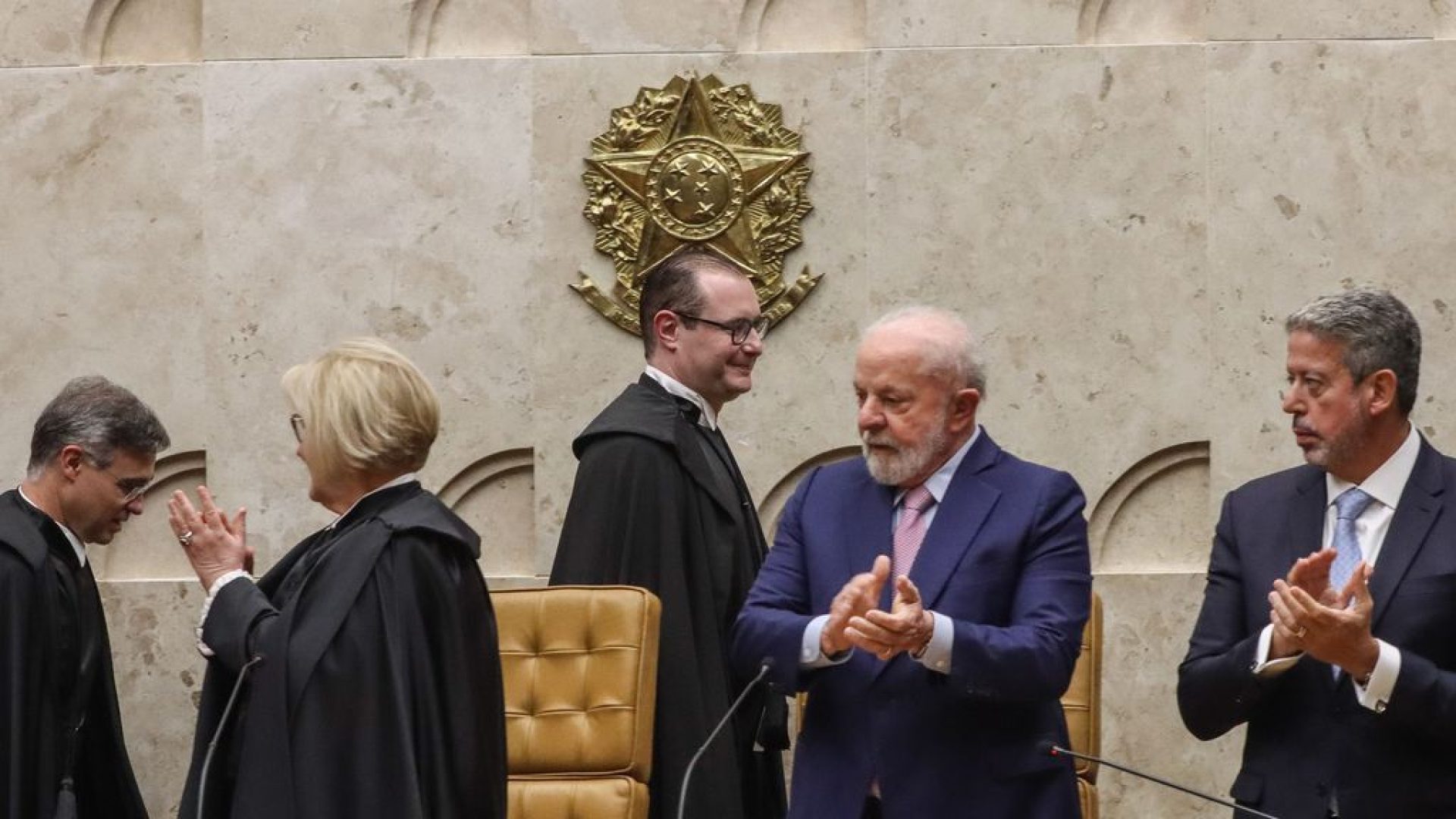 Brasília (DF), 03/08/2023,  Sessão solene de posse do novo ministro da Corte, Cristiano Zanin, no Supremo Tribunal Federal (STF). Na foto a ministra Rosa Weber, o presidente Lula e o presidente da Câmara, Arthur Lira. Foto: Valter Campanato/Agência Brasil