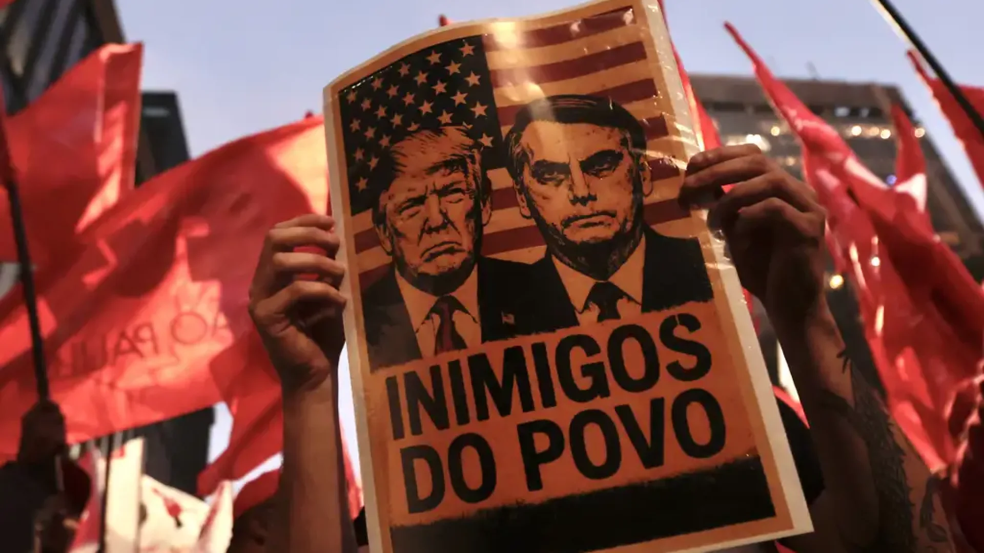 São Paulo (SP), 10/07/2025 - Cartaz com a foto do presidente Donald Trump e o ex-presidente Jair Bolsonaro, durante protesto à atuação do Congresso Nacional na justiça tributária com a taxação dos super ricos, fim da escala 6×1 e a isenção de Imposto de Renda para quem ganha até R$ 5 mil, realizado em frente ao MASP. Foto: Paulo Pinto/Agência Brasil