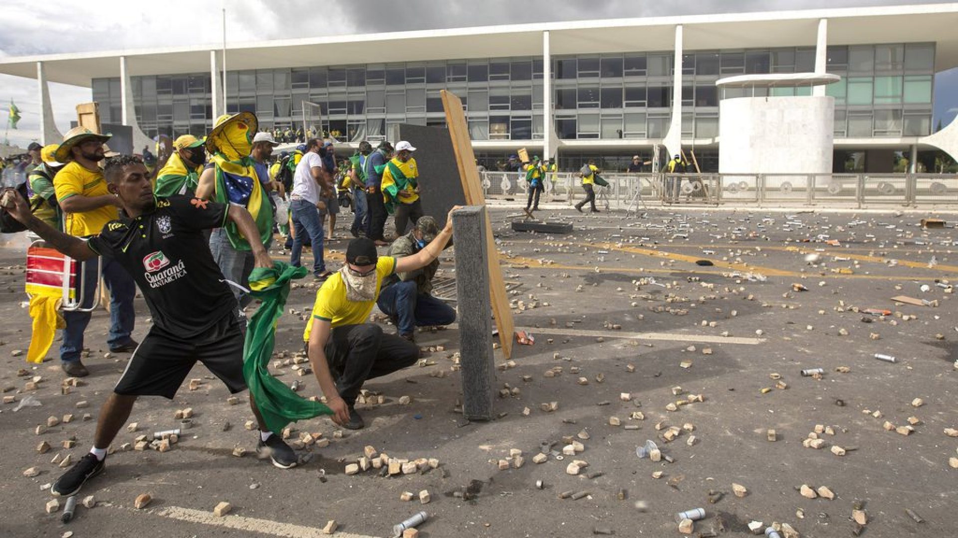 Manifestantes fazem ato contra governo no dia 8 de janeiro 2023