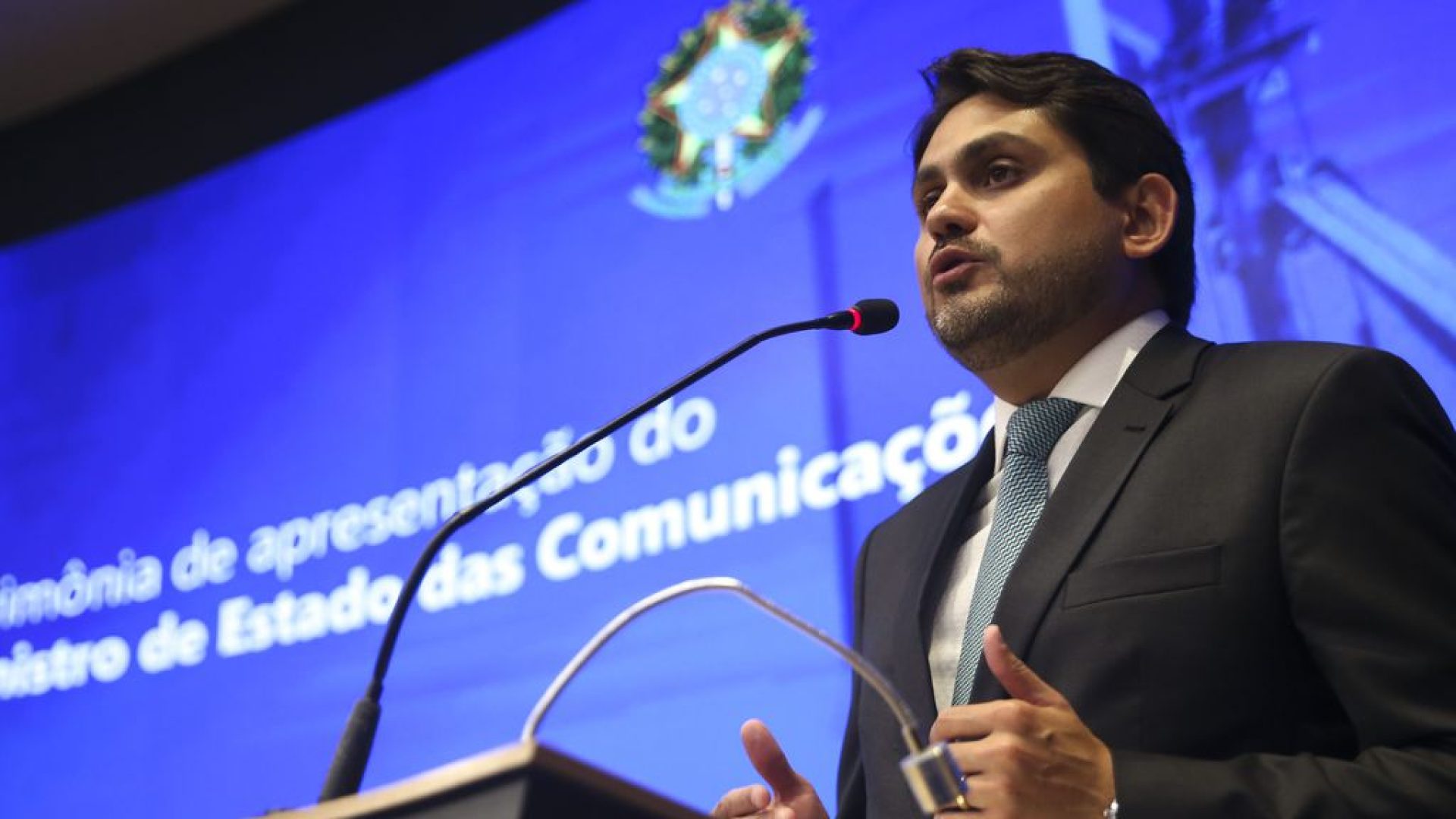 O ministro das Comunicações, Juscelino Filho, assume o cargo, em cerimônia no auditório do ministério