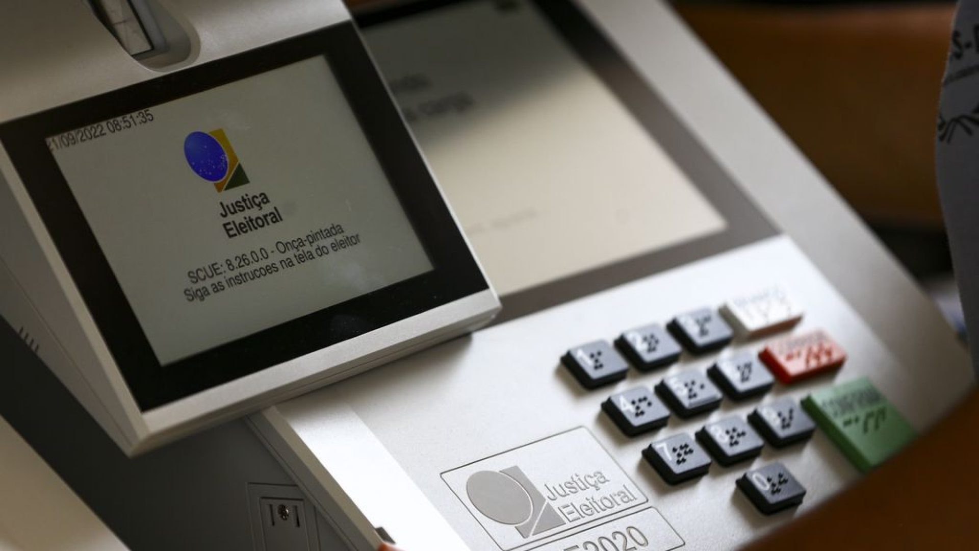 Técnicos do TRE-DF realizam a conferência e a lacração de urnas eletrônicas para o 1º turno das Eleições 2022.