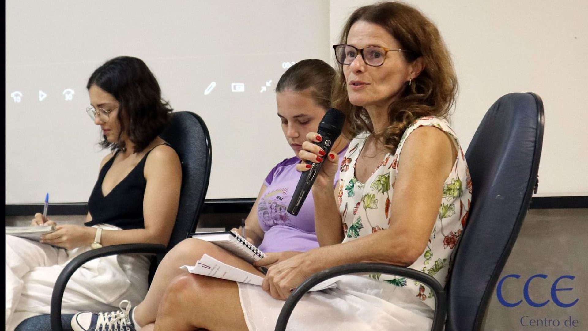 - Professora da UFSC, Terezinha Silva, apresenta estudo sobre cobertura dos feminicídios. Foto: Andressa Kikuti/Divulgação