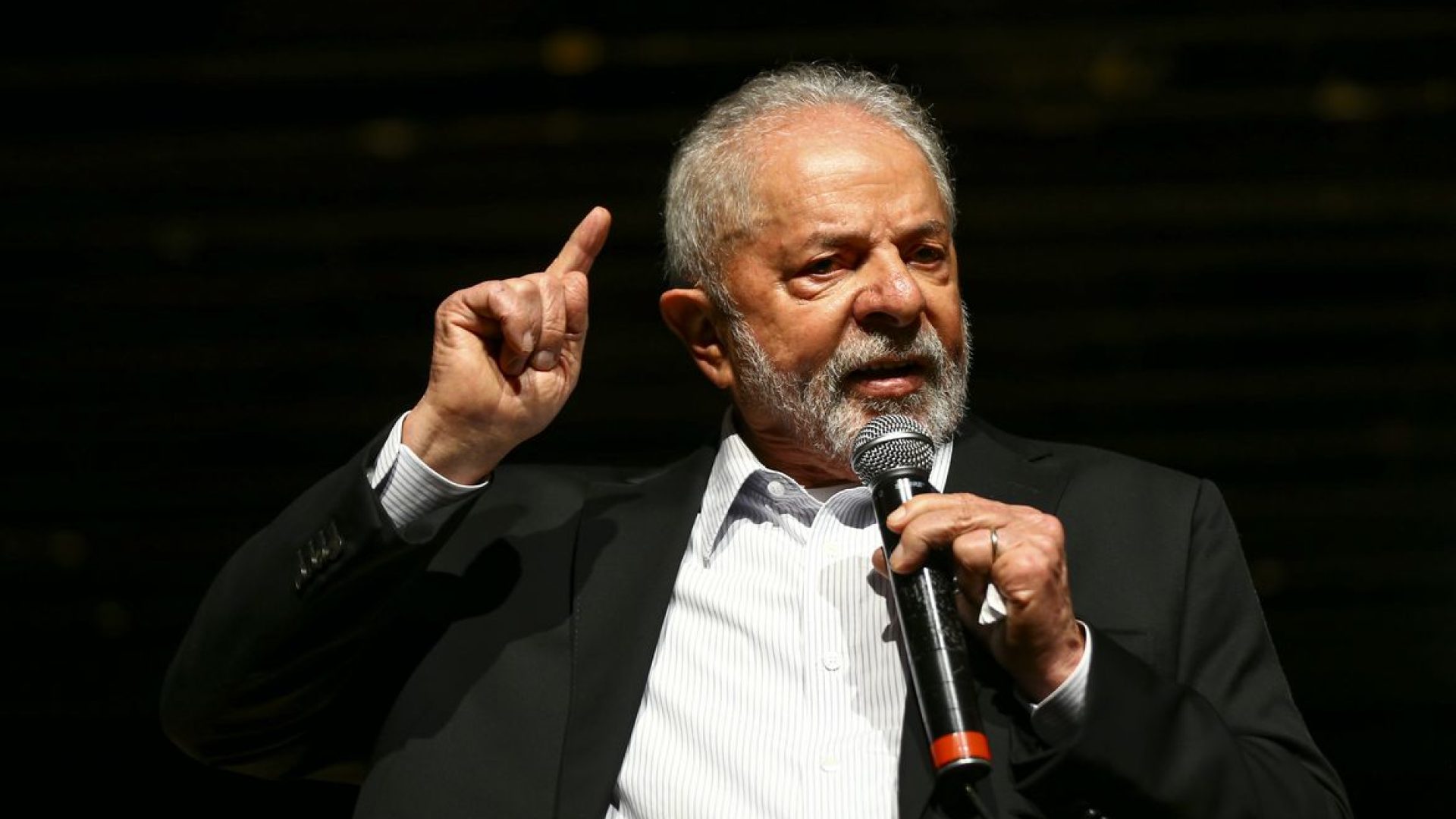 O presidente eleito, Luiz Inácio Lula da Silva, visita pela primeira vez o centro de transição no Centro Cultural Banco do Brasil (CCBB) e se reúne com parlamentares das bancadas aliadas.