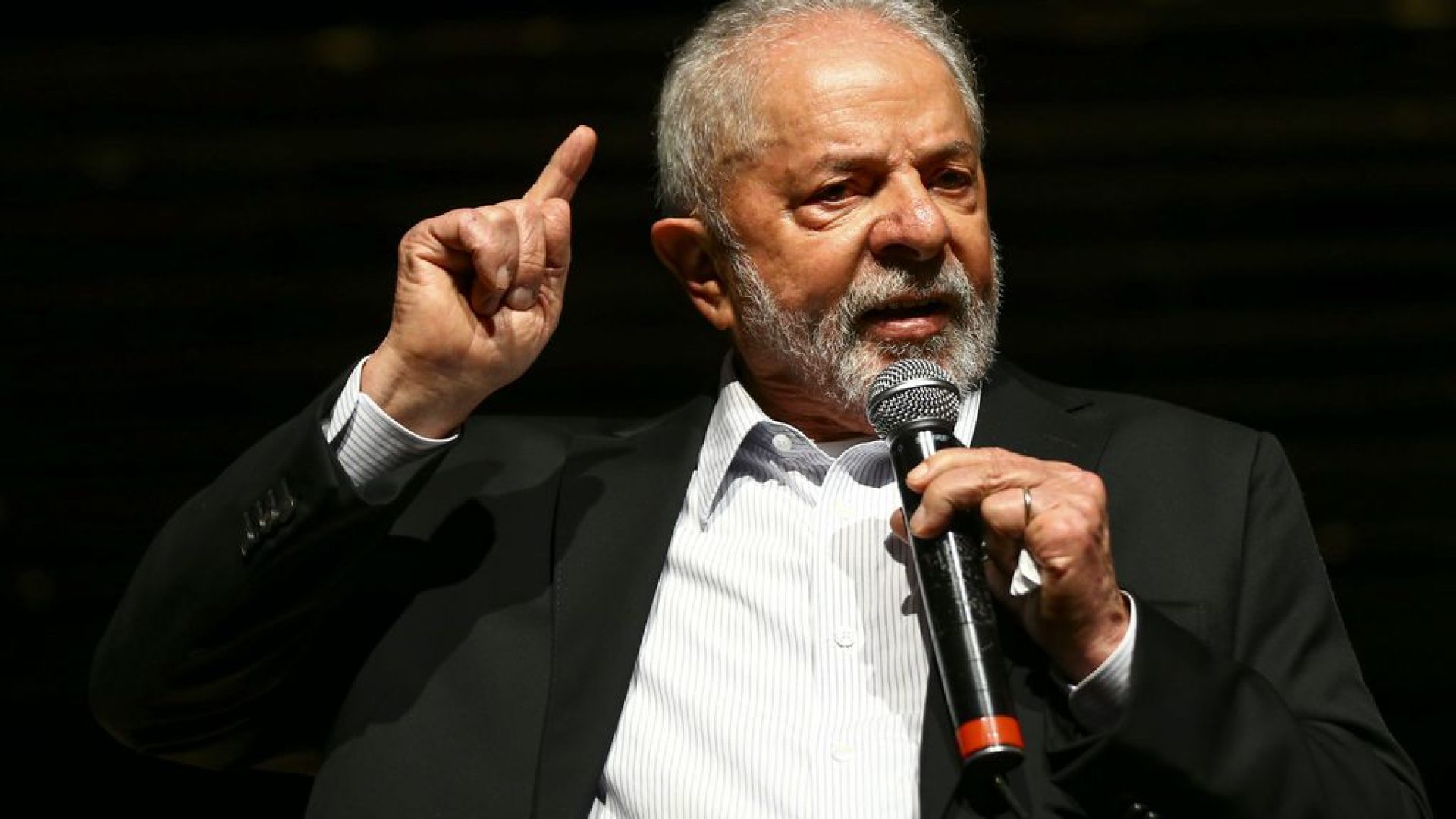 O presidente eleito, Luiz Inácio Lula da Silva, visita pela primeira vez o centro de transição no Centro Cultural Banco do Brasil (CCBB) e se reúne com parlamentares das bancadas aliadas.