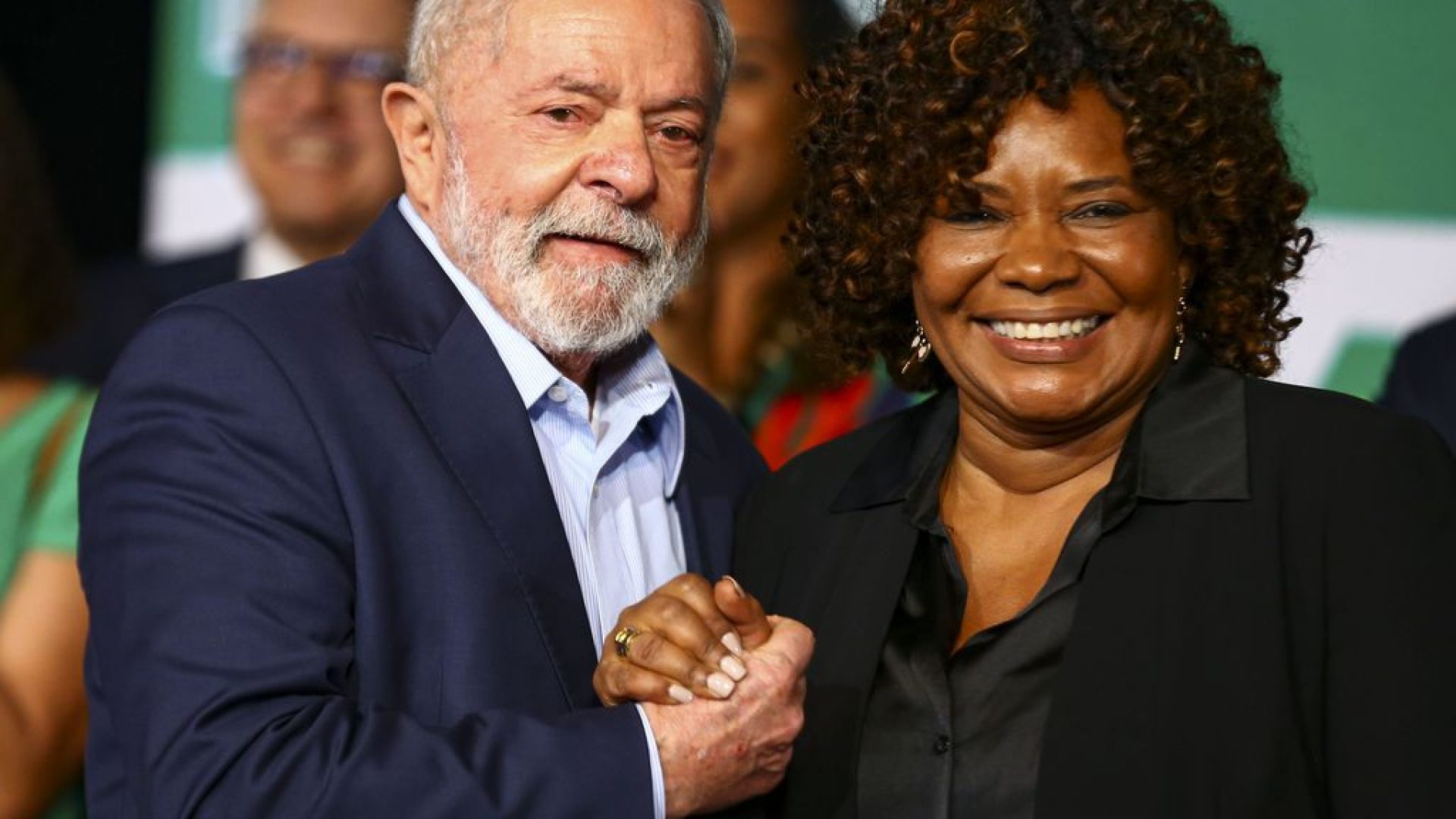 O presidente eleito, Luiz Inácio Lula da Silva, e a futura ministra da Cultura, Margareth Menezes, durante anúncio de novos ministros que comporão o governo.