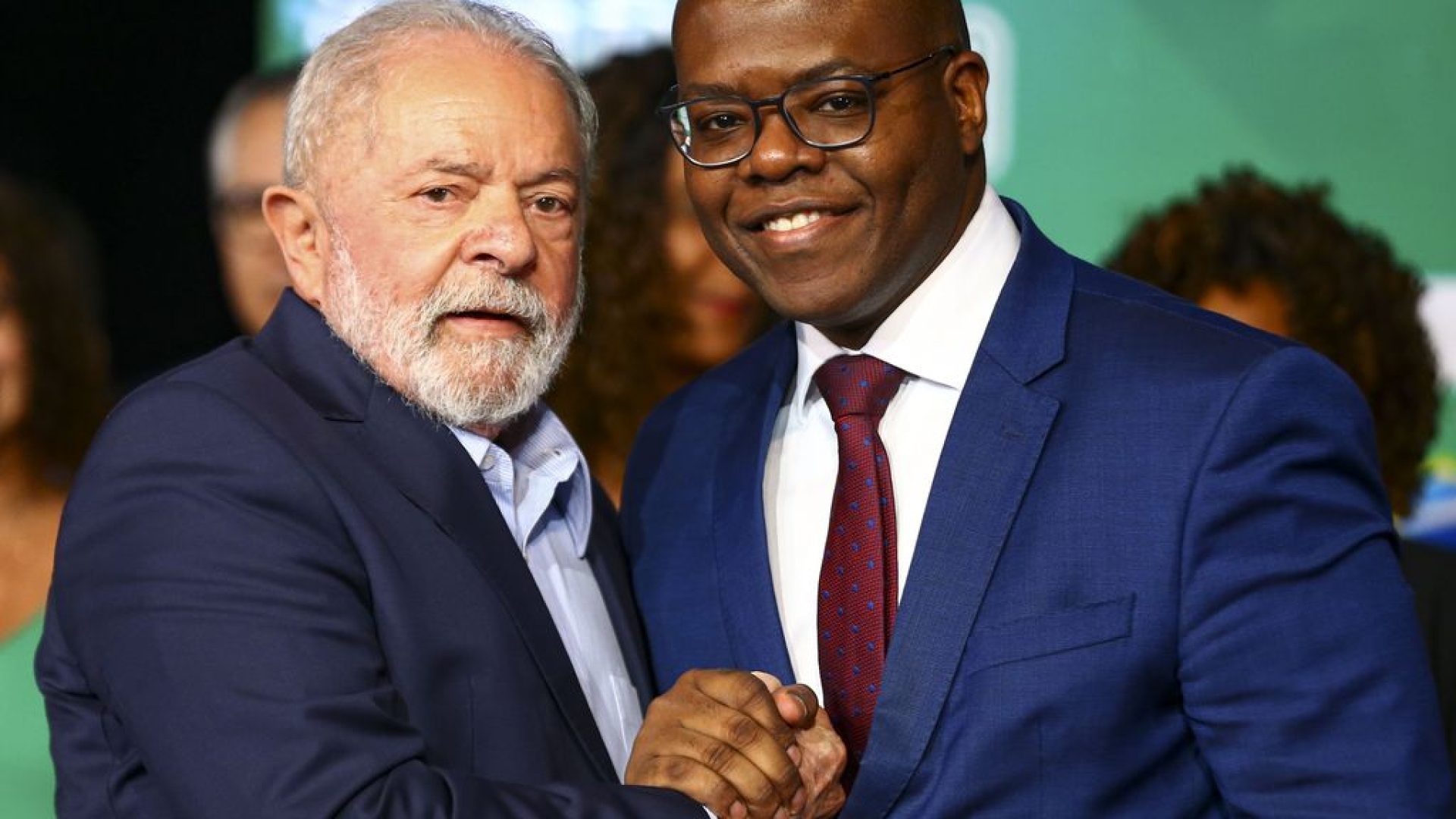 O presidente eleito, Luiz Inácio Lula da Silva, e o futuro ministro dos Direitos Humanos, Silvio Almeida, durante anúncio de novos ministros que comporão o governo.