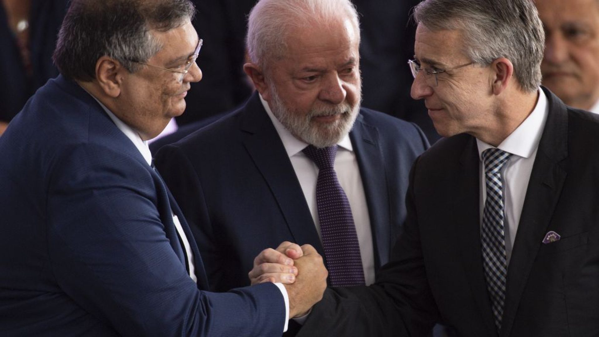Brasília (DF), 21/07/2023 - O presidente Luiz Inácio Lula da Silva, o ministro da Justiça, Flávio Dino, e o prefeito de Blumenau, Mário Hildebrandt, durante lançamento do Programa de Ação na Segurança (PAS), no Palácio do Planalto. Foto: Marcelo Camargo/Agência Brasil