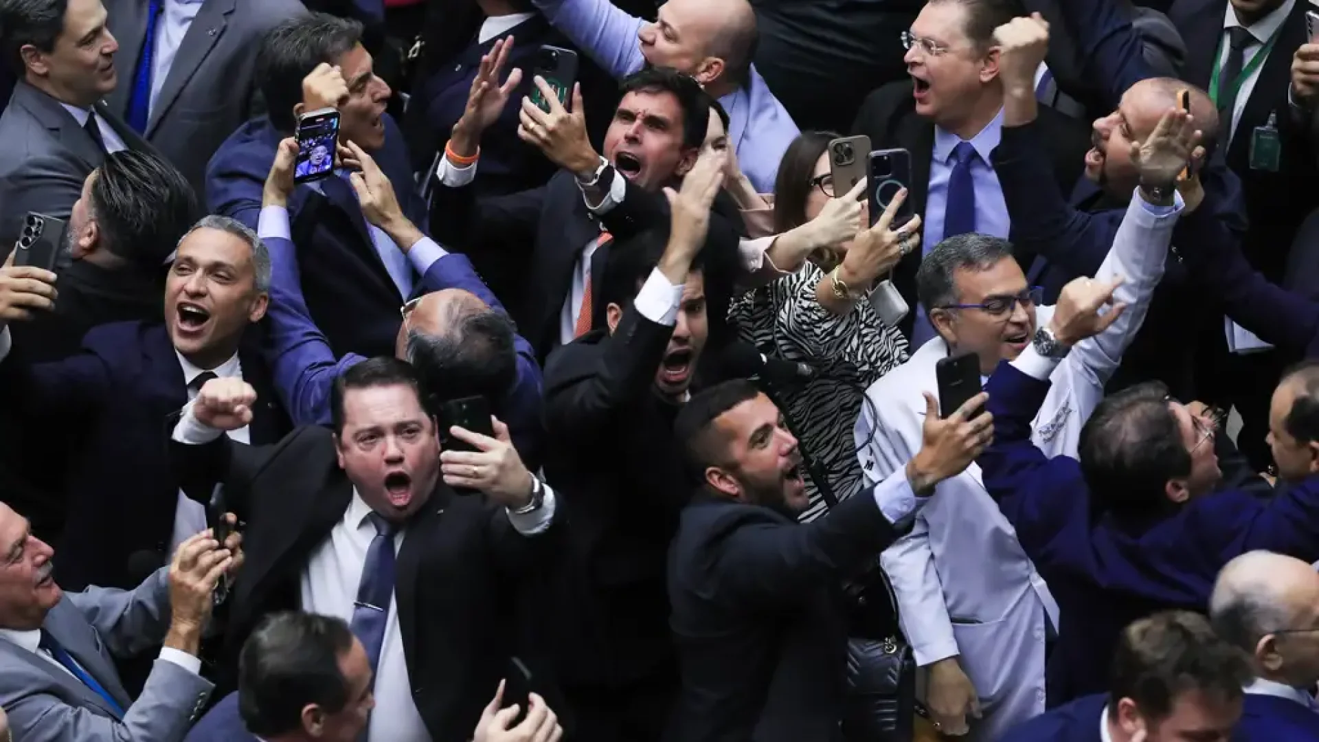 Brasília - 08/10/2025 - Parlamentares de oposição comemoram a retirada de votação da (MP 1.303/2025). Foto: Lula Marques/Agência Brasil.