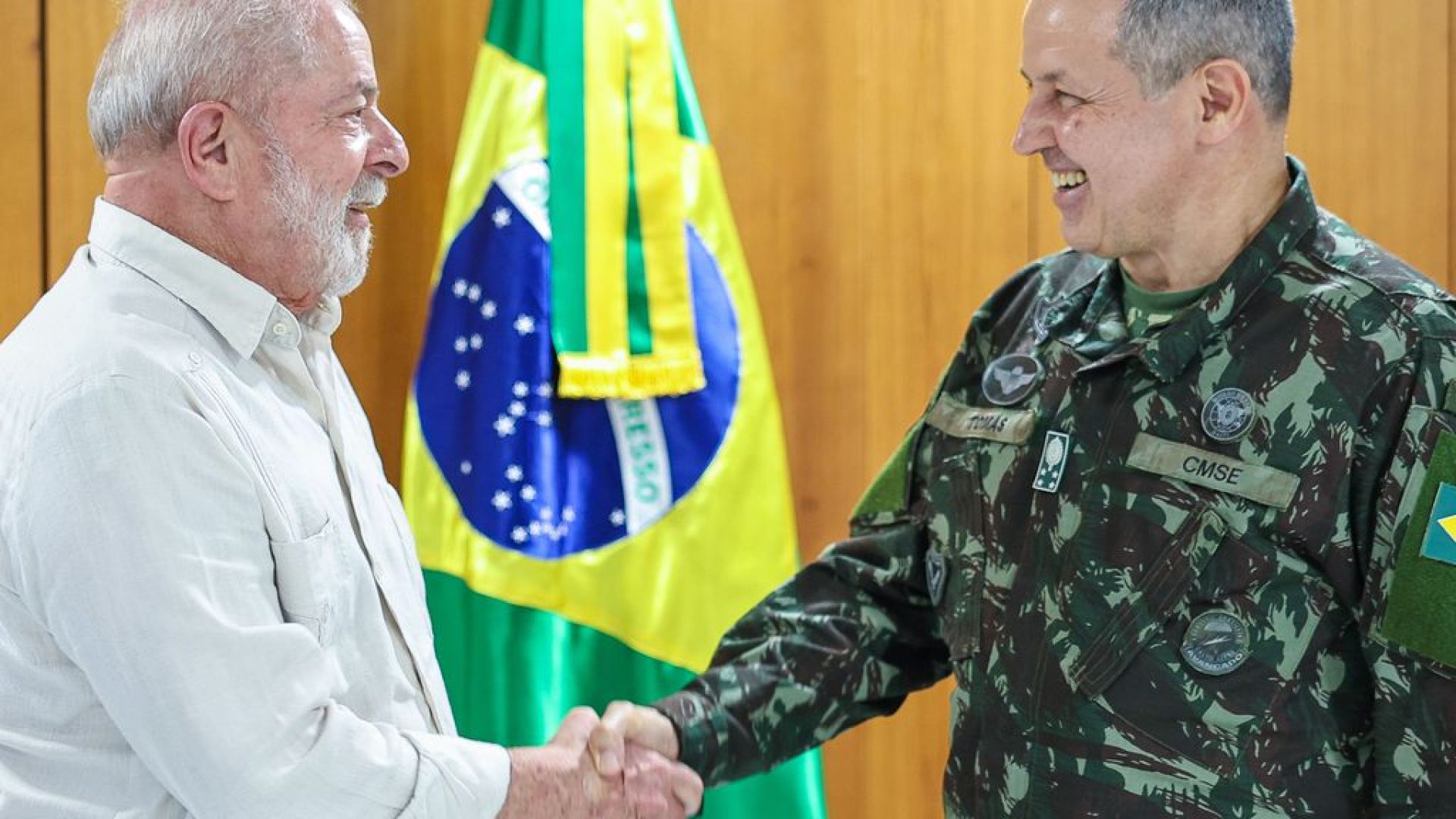 Foto: Ricardo Stuckert - Presidente Luiz Inácio Lula da Silva cumprimenta o novo comandante do Exército, general Tomás Miguel Ribeiro Paiva. 