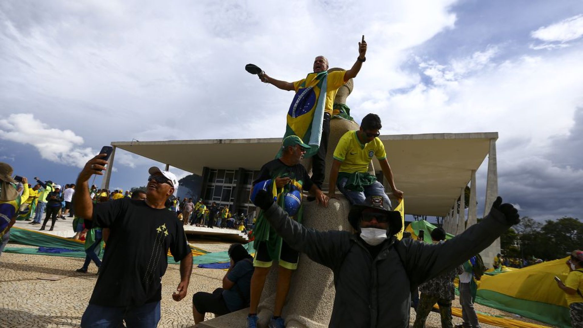 Manifestantes invadem Congresso, STF e Palácio do Planalto.