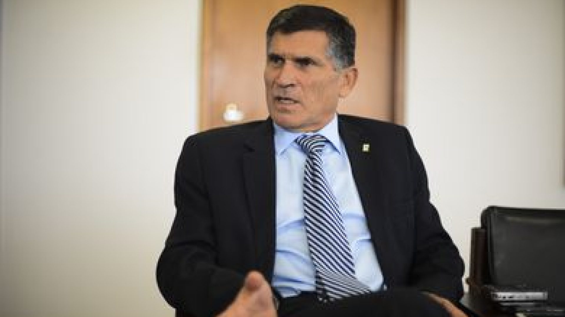 O general, Carlos Alberto dos Santos Cruz, ministro da secretaria de governo, concede entrevista à Agência Brasil