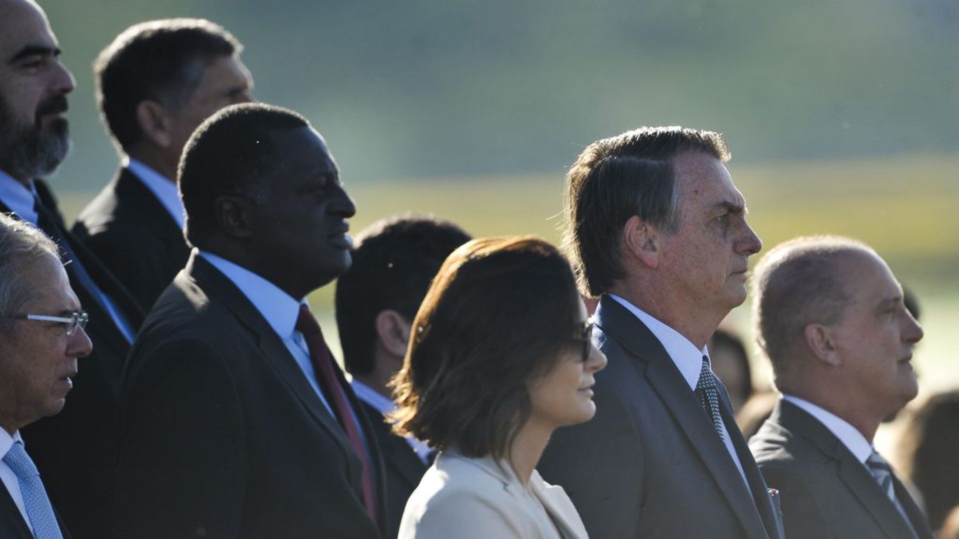 O Presidente da República, Jair Bolsonaro, a primeira dama, Michele Bolsonaro e ministros de Estado participam da cerimônia de hasteamento da Bandeira Nacional, na área externa do Palácio da Alvorada.