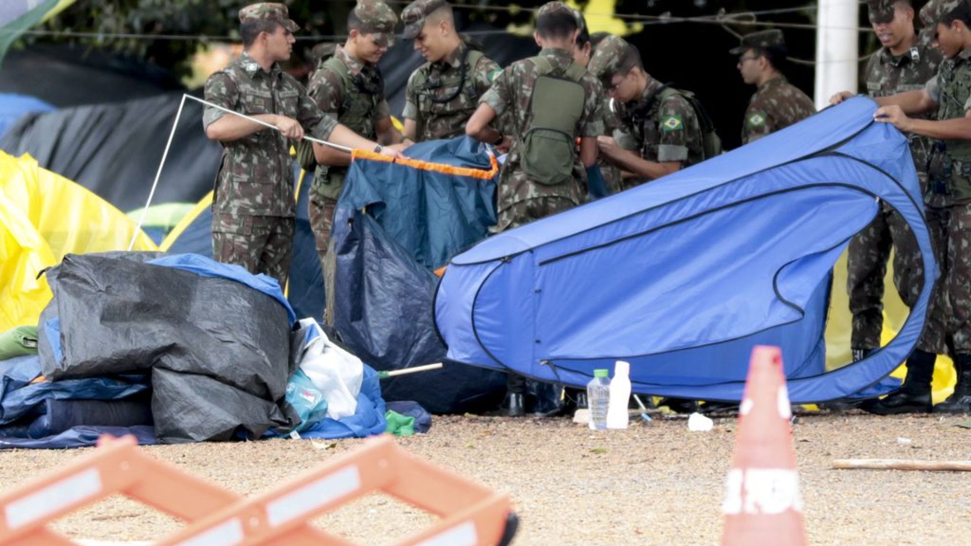 Polícia e Exército se concentram na frente do QG do Exército para  desmobilizar acampamento