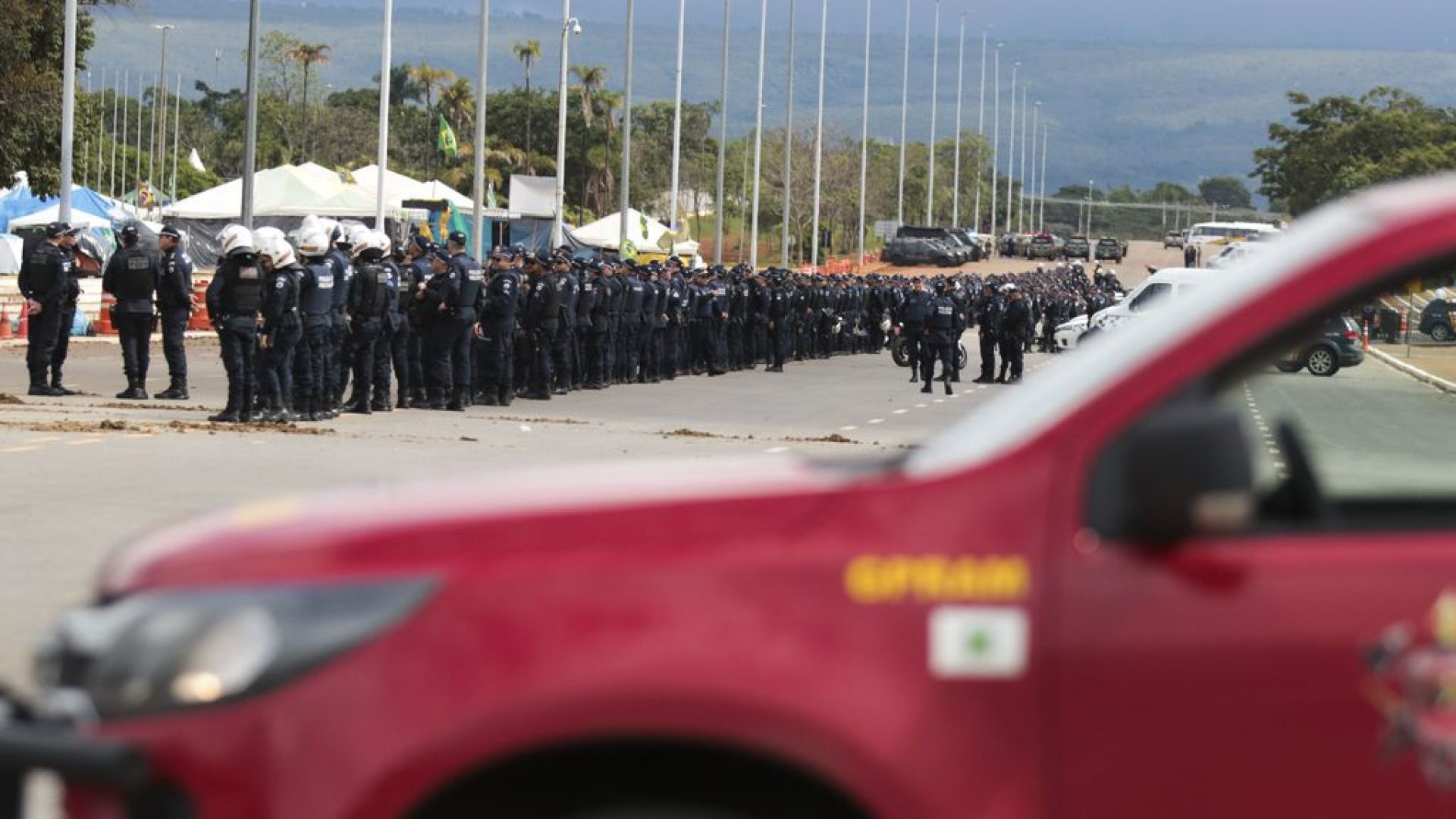 Foto: Marcello Casal Jr/Agência Brasil. Polícia e Exército se concentram na frente do QG do Exército para desmobilizar acampamento.