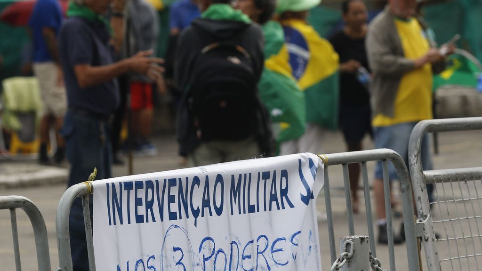 Desmontagem do acampamento de bolsonaristas em frente ao Palácio Duque de Caxias, sede do Comando Militar do Leste do Exército Brasileiro.